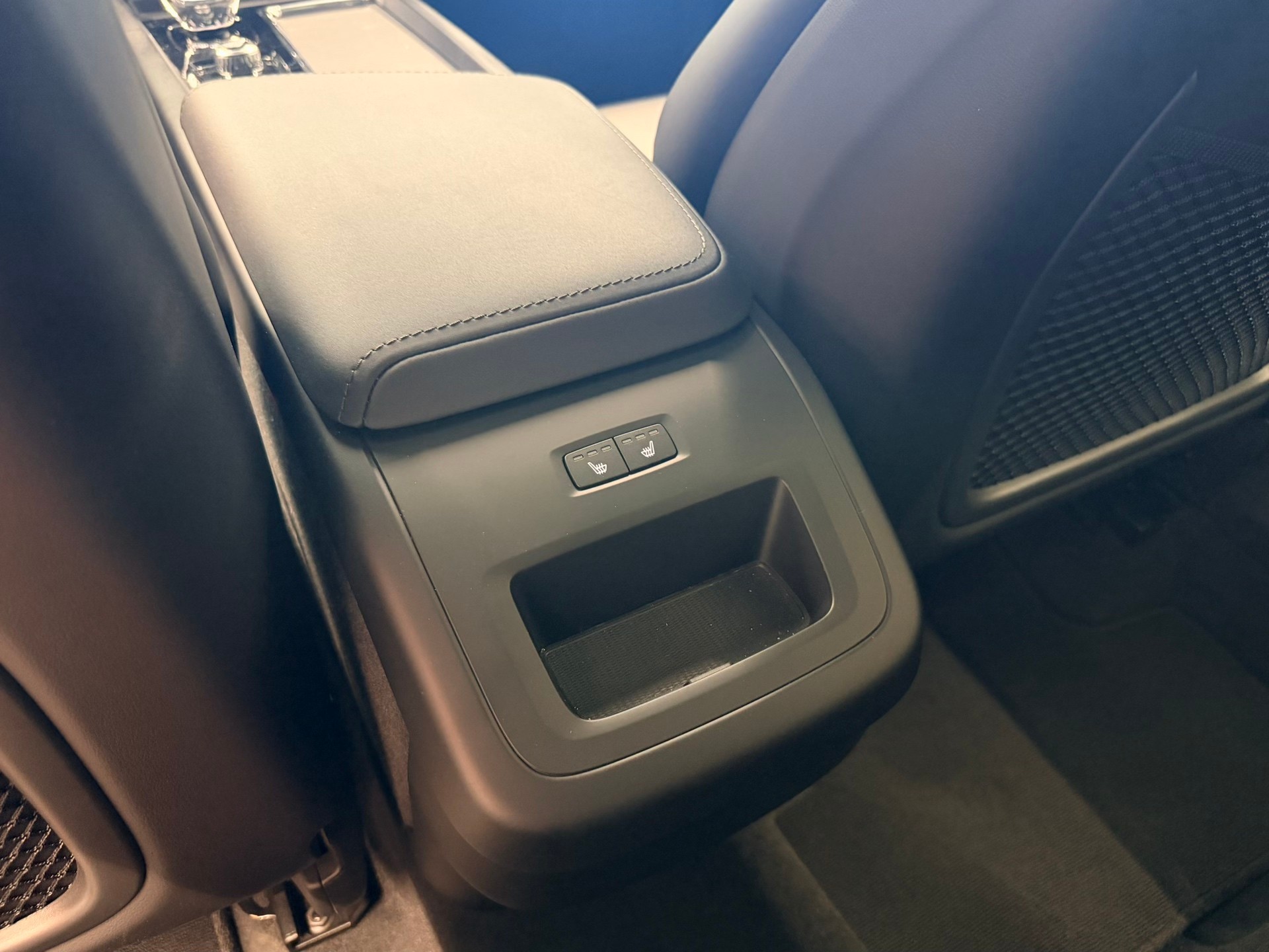 VOLVO XC60 B5 Benzin Mild Hybrid AWD Black Edition Geartronic-image-16