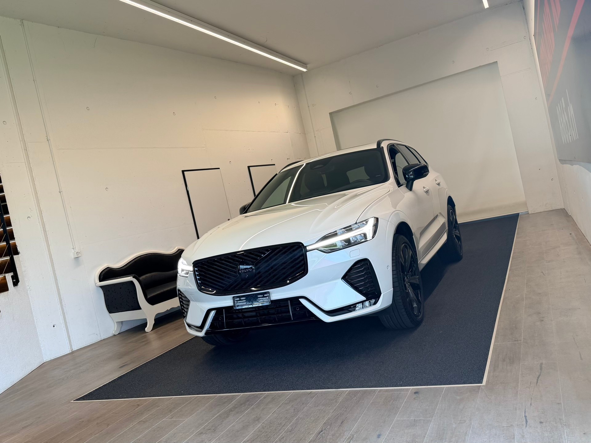 VOLVO XC60 B5 Benzin Mild Hybrid AWD Black Edition Geartronic-showroom-element-2
