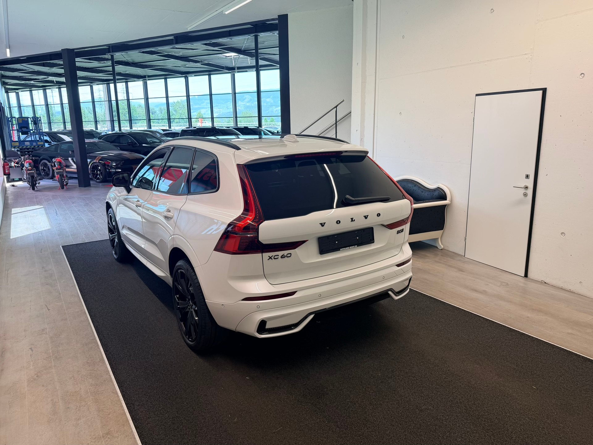VOLVO XC60 B5 Benzin Mild Hybrid AWD Black Edition Geartronic-image-7