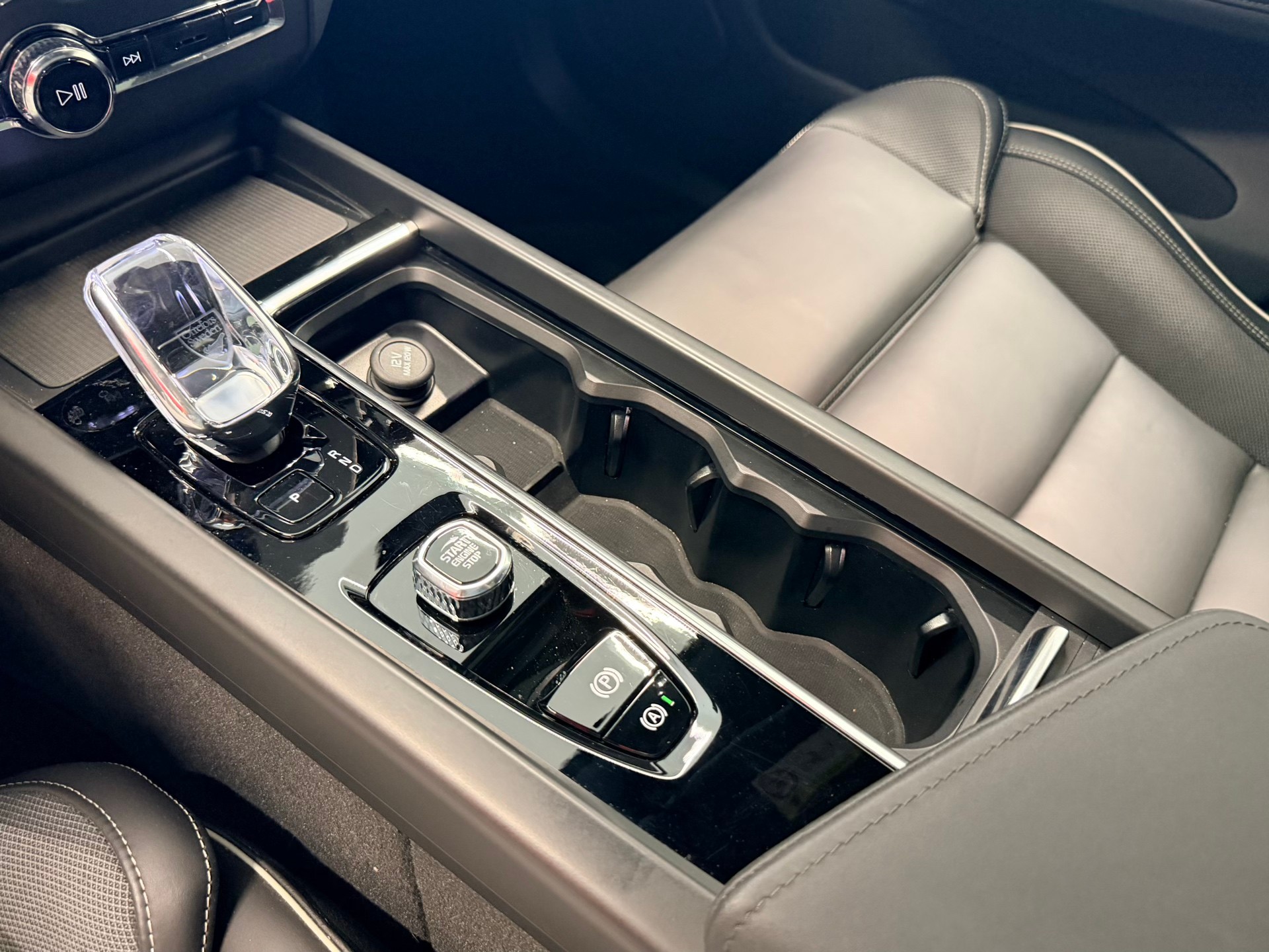 VOLVO XC60 B5 Benzin Mild Hybrid AWD Black Edition Geartronic-image-24