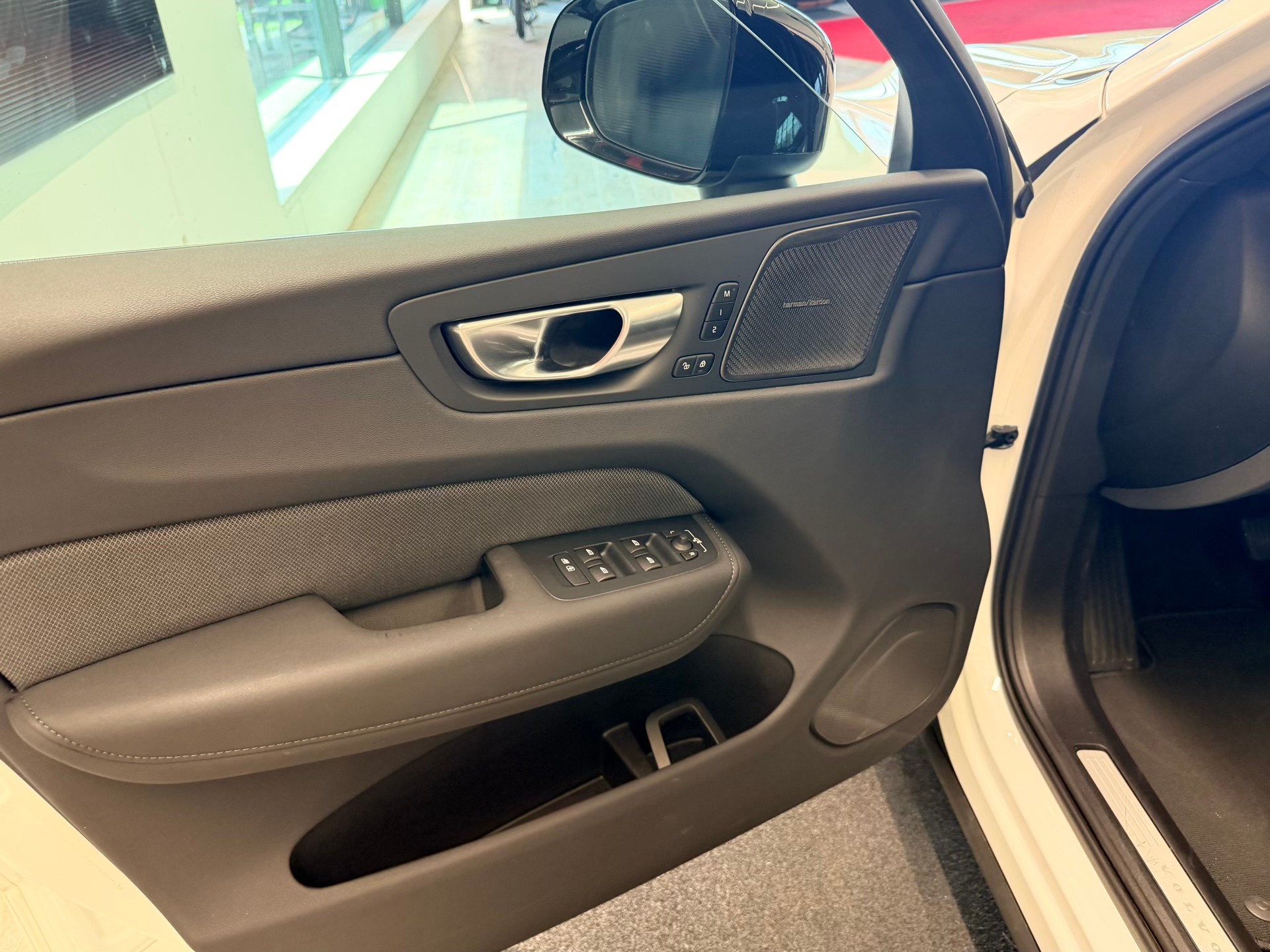 VOLVO XC60 B5 Benzin Mild Hybrid AWD Black Edition Geartronic-image-10