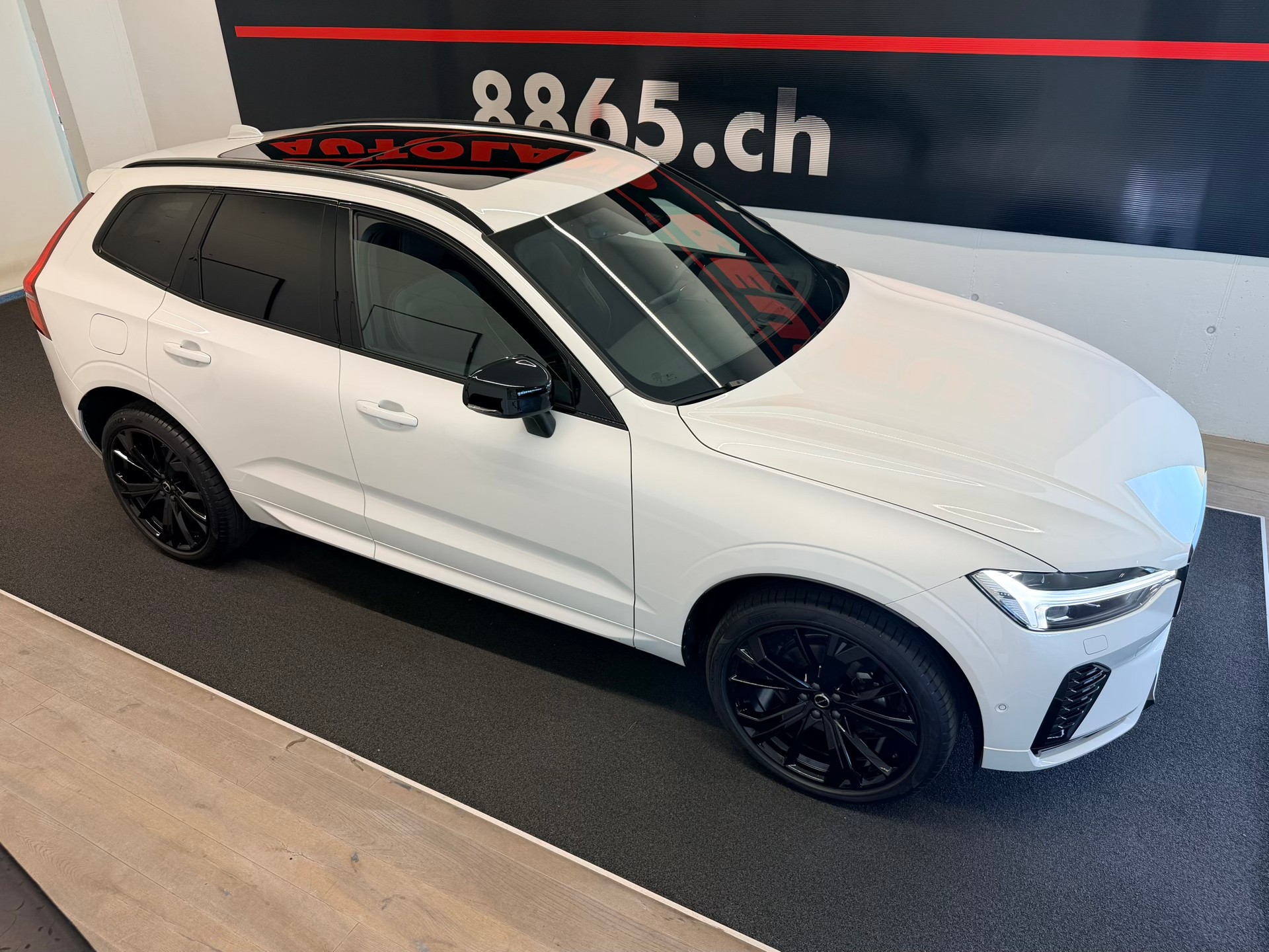 VOLVO XC60 B5 Benzin Mild Hybrid AWD Black Edition Geartronic-image-4