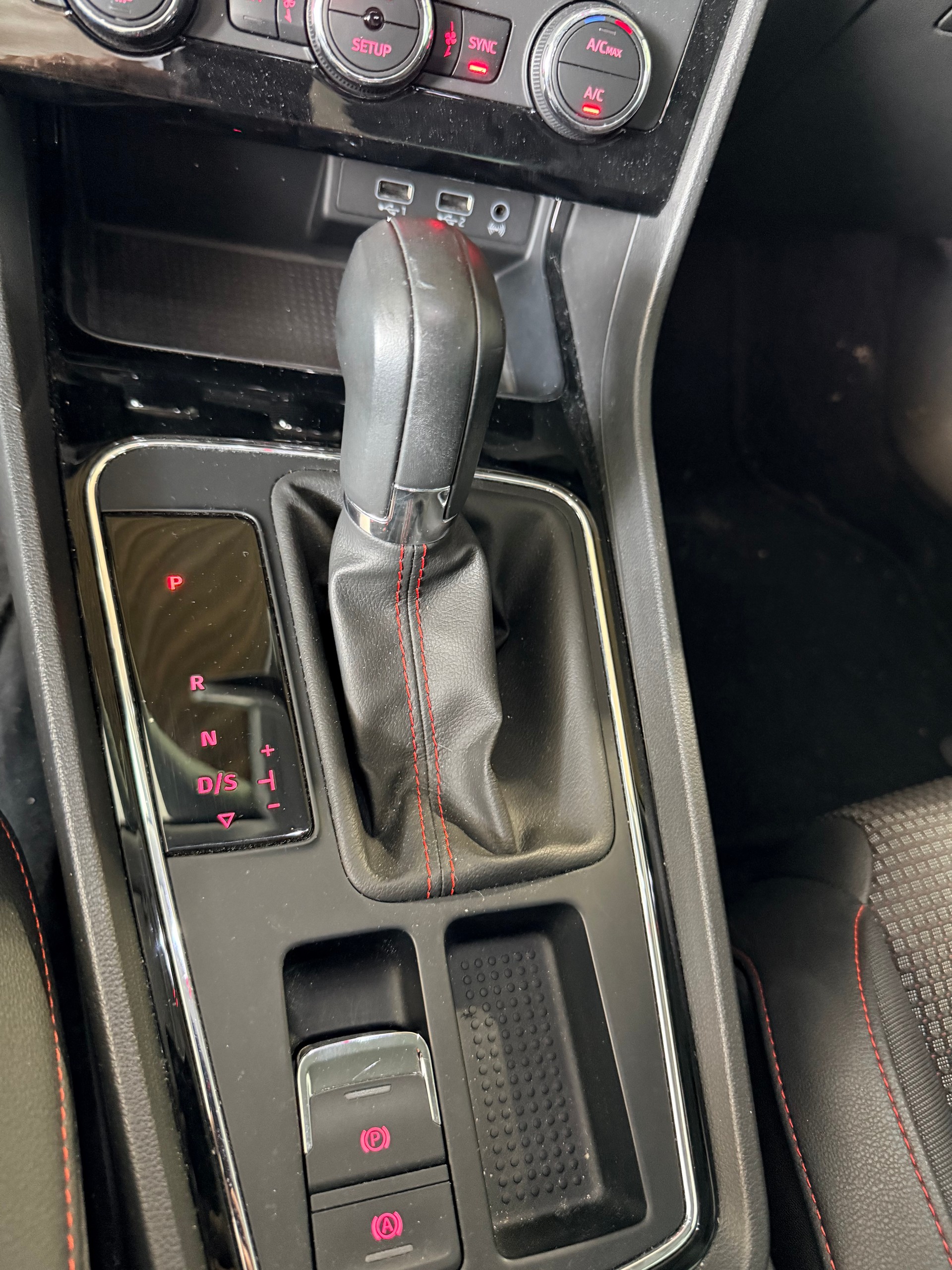 SEAT Leon 1.5 TSI EVO SWISS FR DSG-image-10