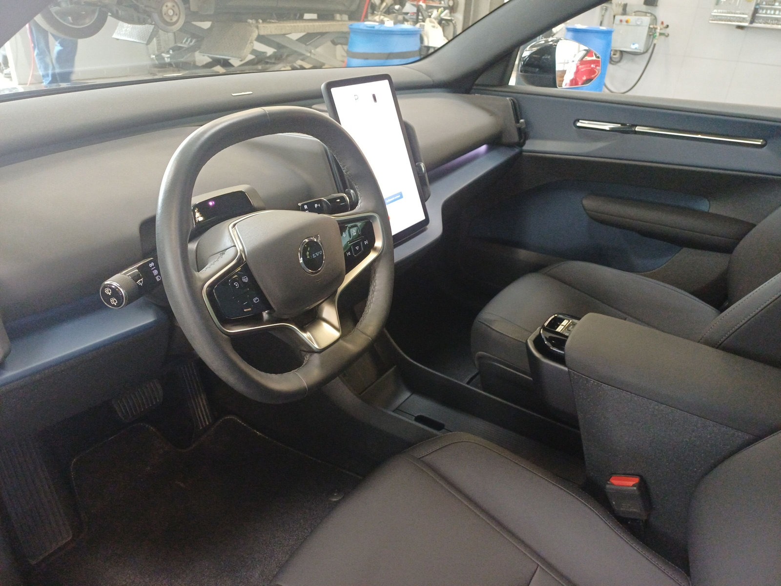 VOLVO EX30 E60 Twin Ultra Performance AWD-image-6