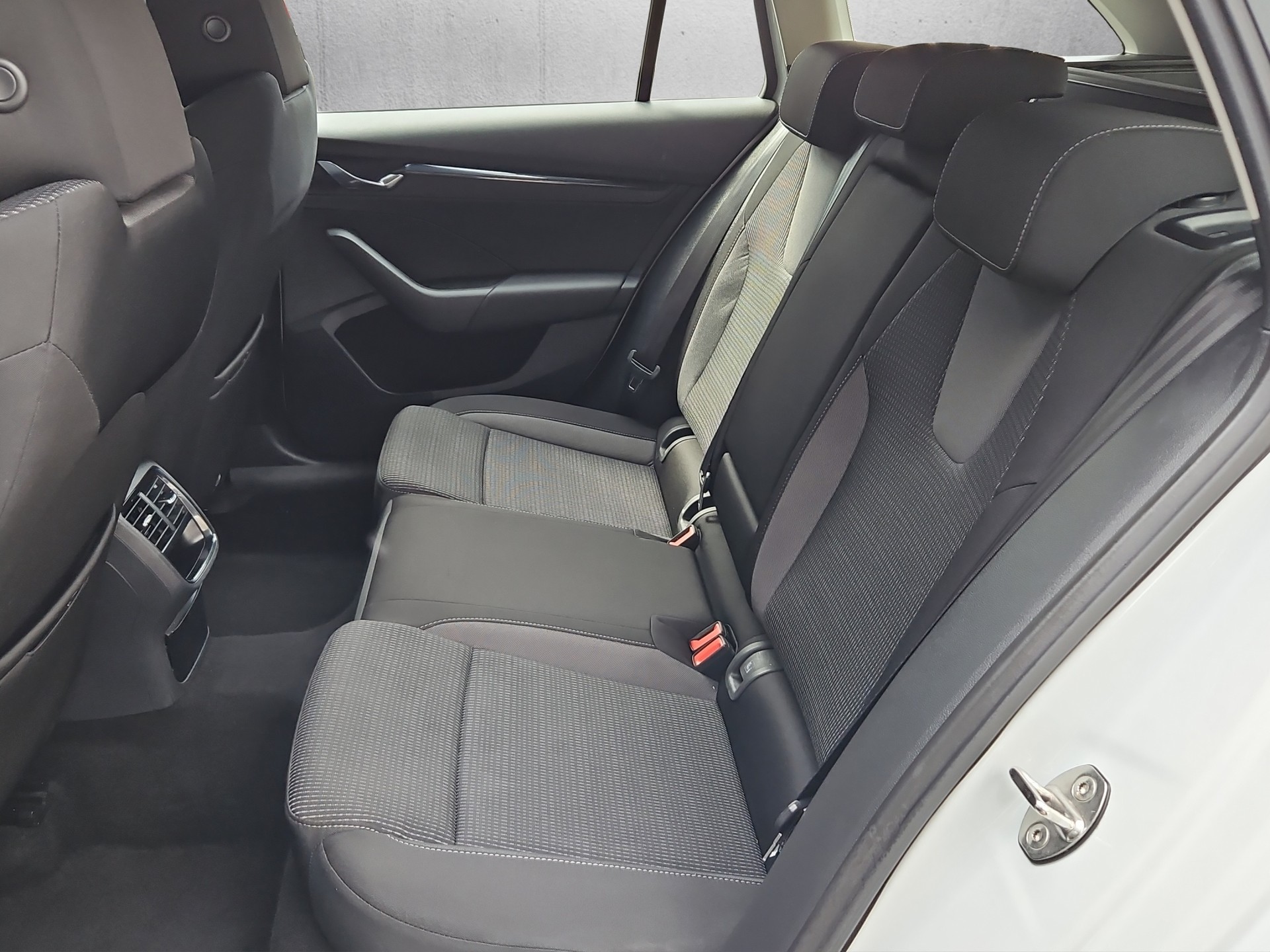 SKODA Octavia 2.0 TDI Ambition-image-10