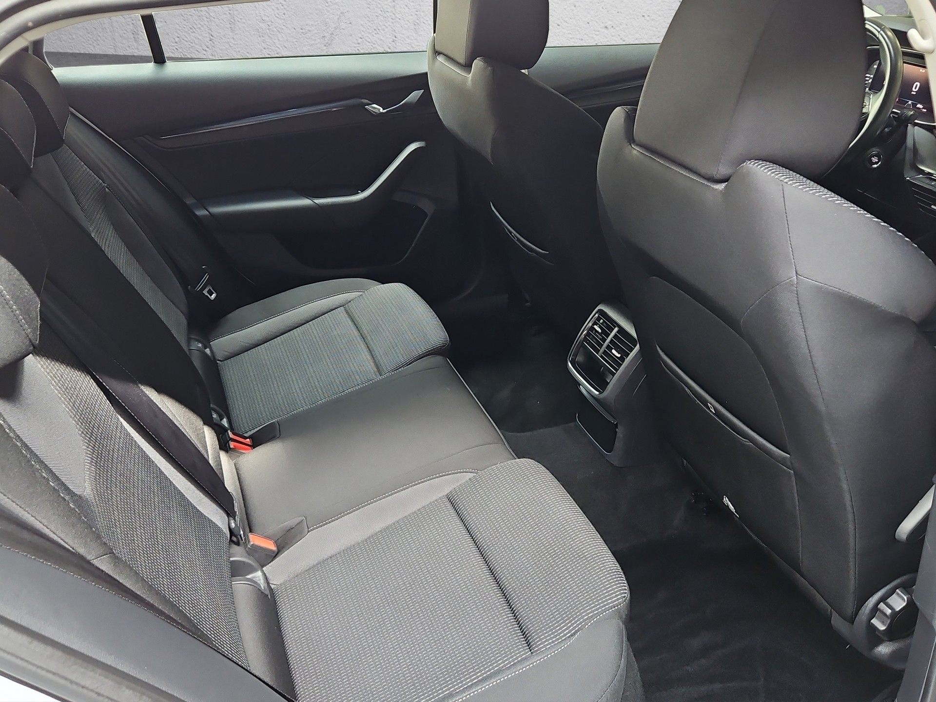 SKODA Octavia 2.0 TDI Ambition-image-19