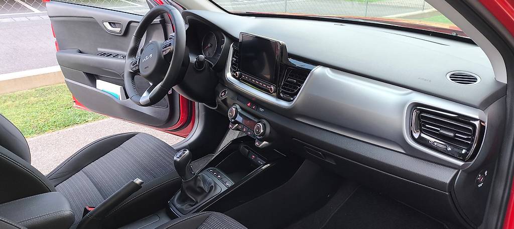 KIA STONIC-image-1