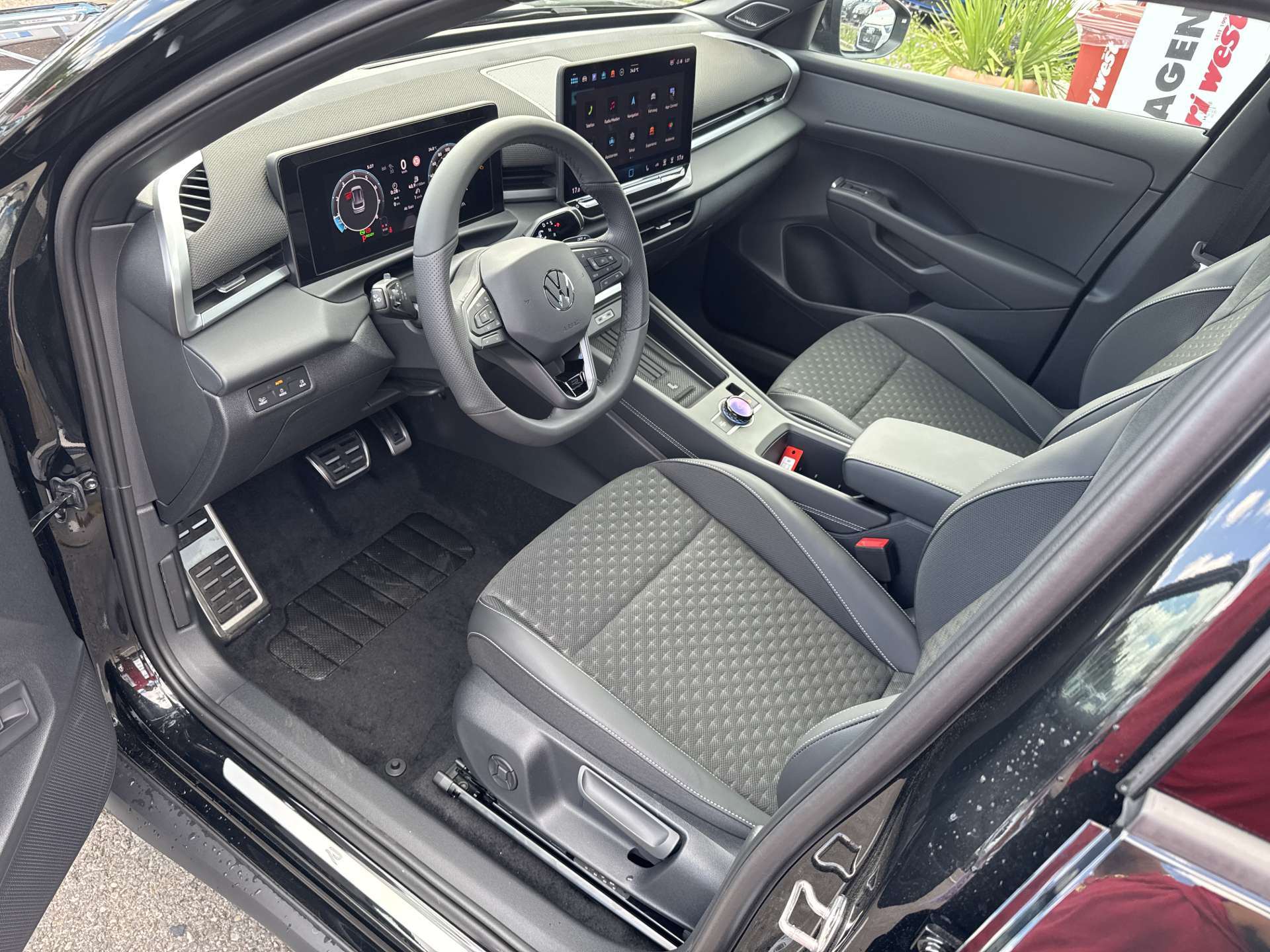 VW T-Roc 1.5 eTSi mHEV R-Line DSG-Automat-image-5