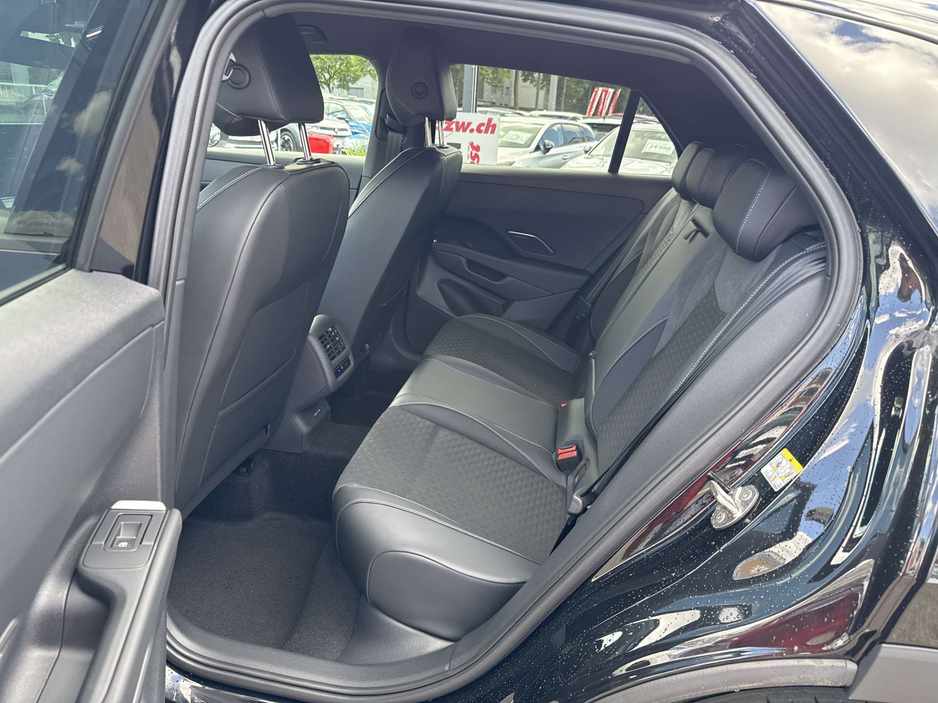 VW T-Roc 1.5 eTSi mHEV R-Line DSG-Automat-image-6