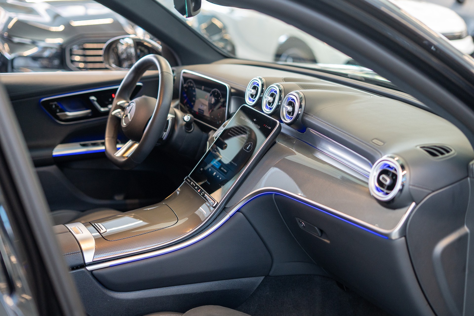MERCEDES-BENZ GLC 300 d 4matic AMG Line / Anhängerkupplung / Memory Sitze / Ambiente-image-17