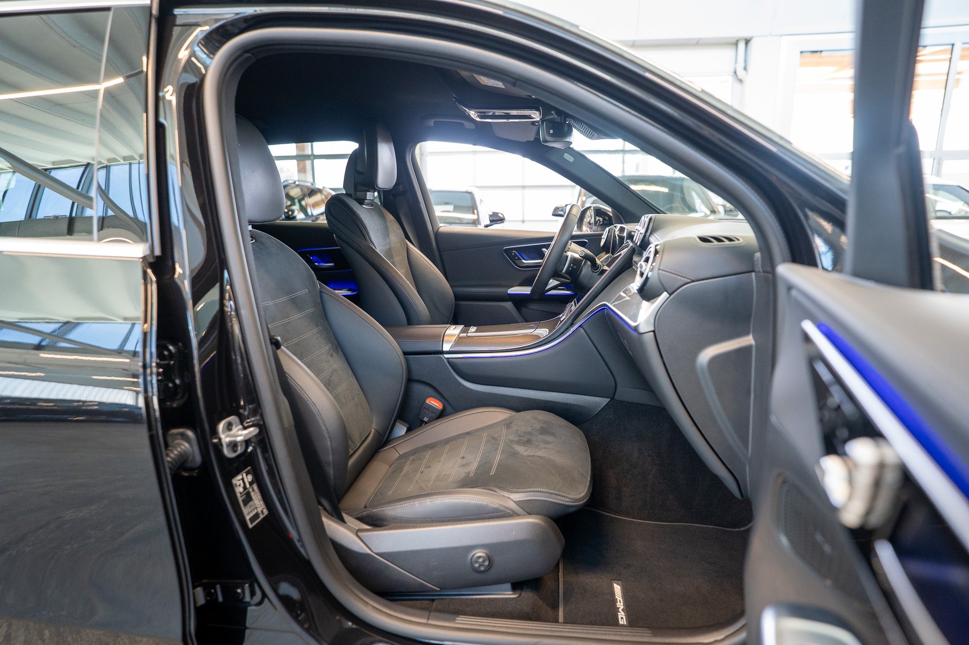 MERCEDES-BENZ GLC 300 d 4matic AMG Line / Anhängerkupplung / Memory Sitze / Ambiente-image-16