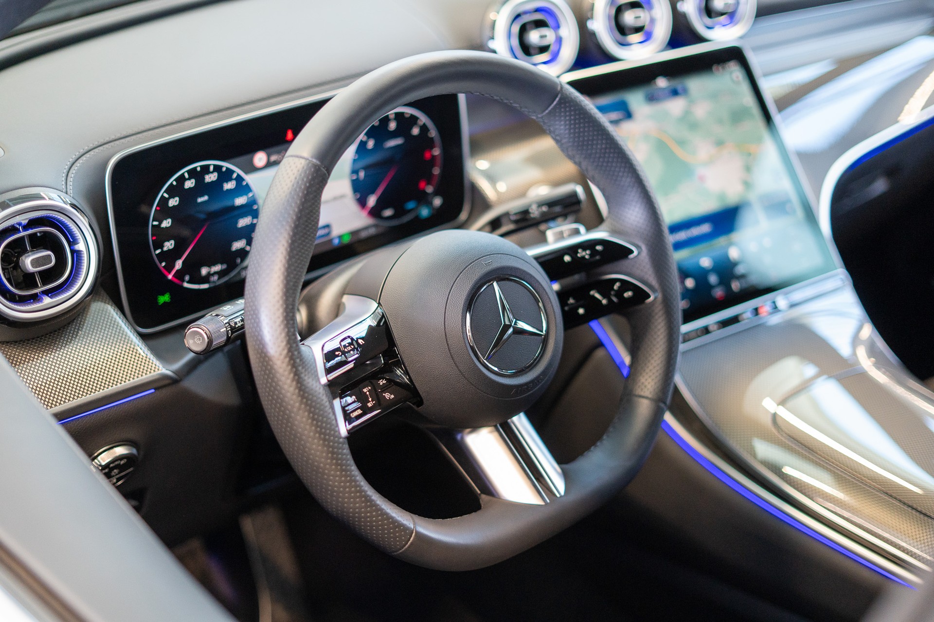 MERCEDES-BENZ GLC 300 d 4matic AMG Line / Anhängerkupplung / Memory Sitze / Ambiente-image-10