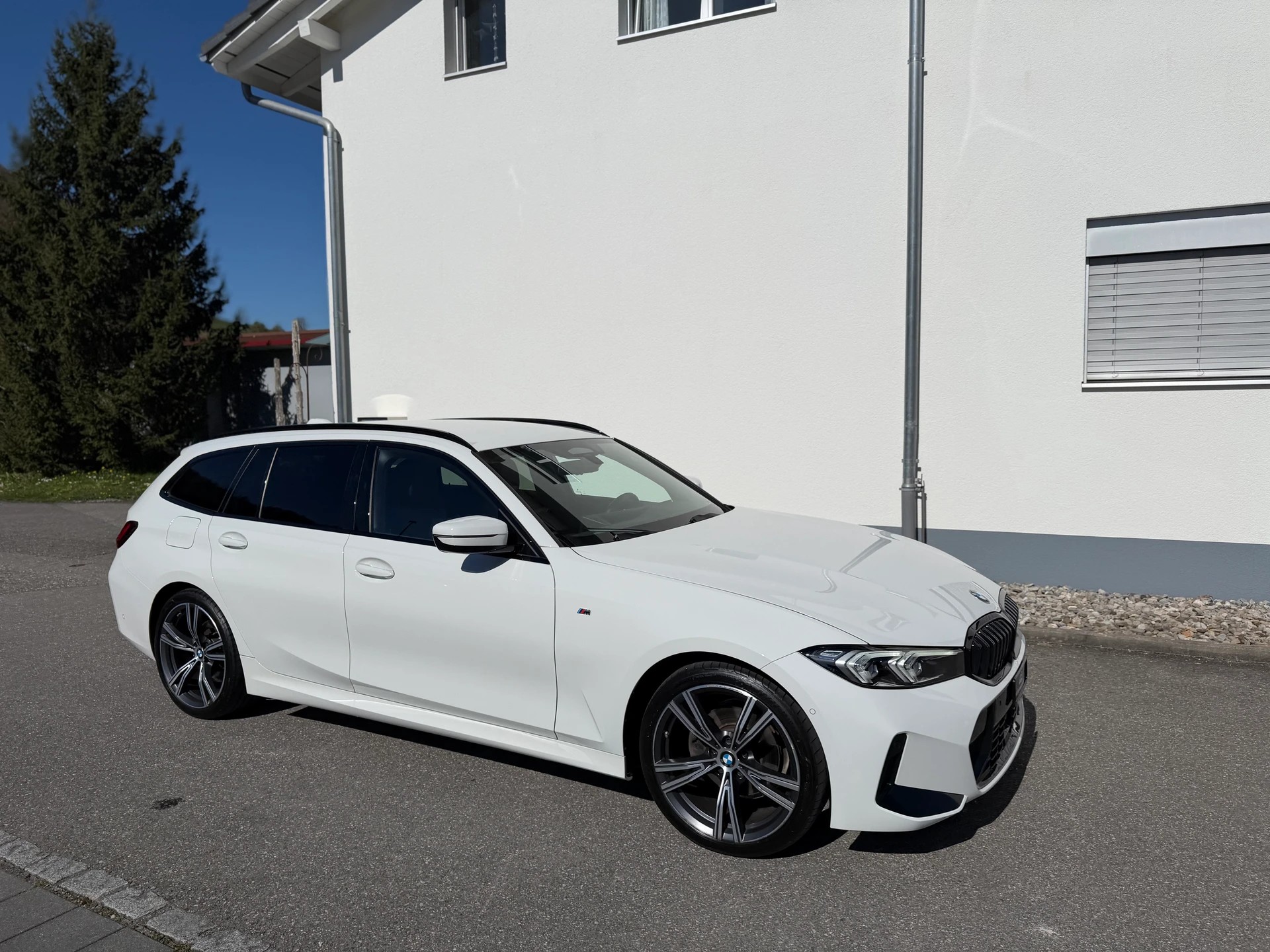 BMW 320d xDrive 48V Touring Steptronic M Sport-image-2