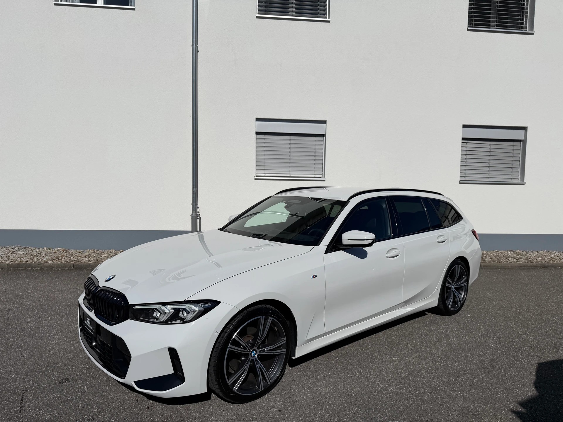 BMW 320d xDrive 48V Touring Steptronic M Sport-image-10