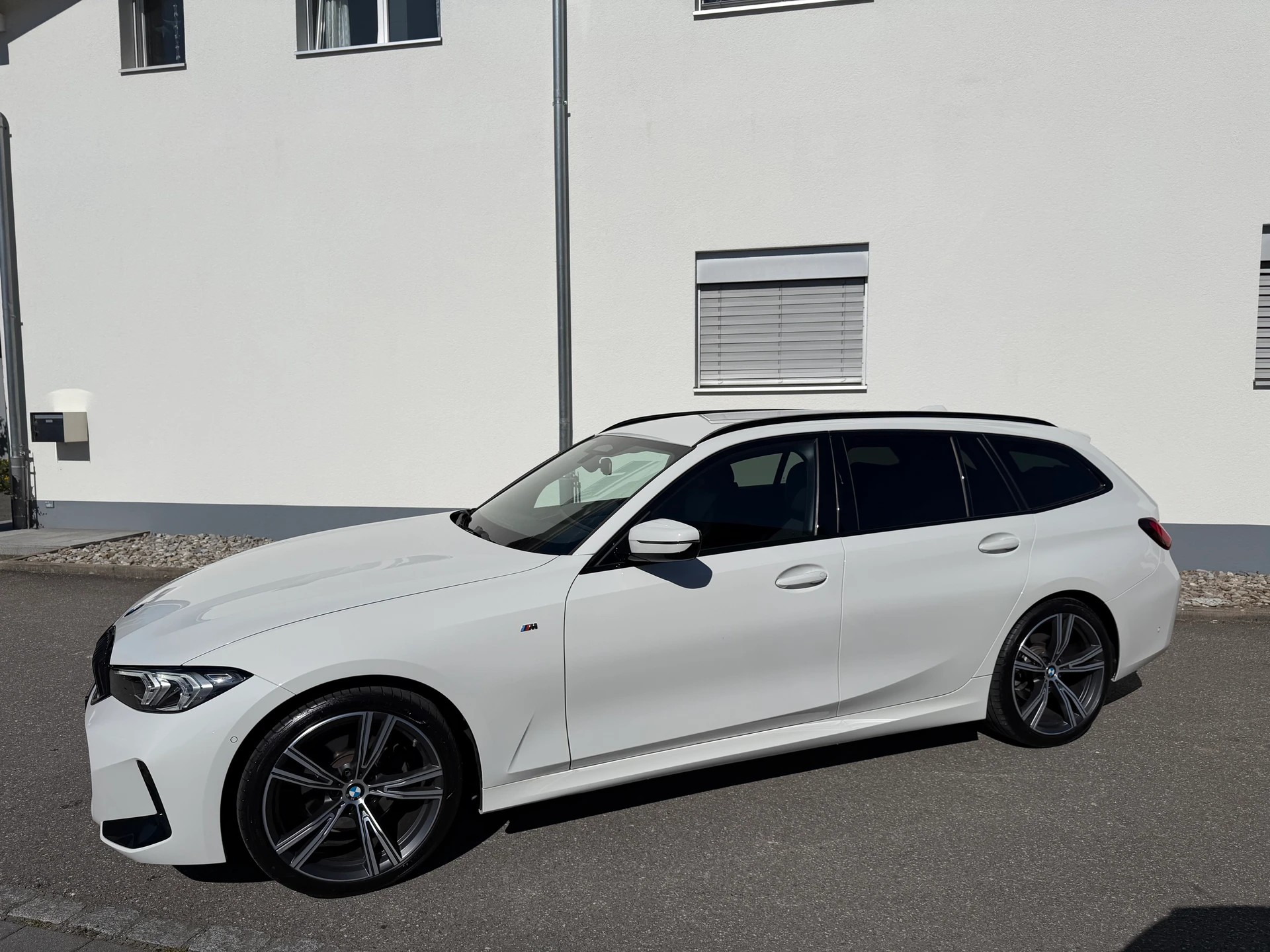 BMW 320d xDrive 48V Touring Steptronic M Sport-image-11