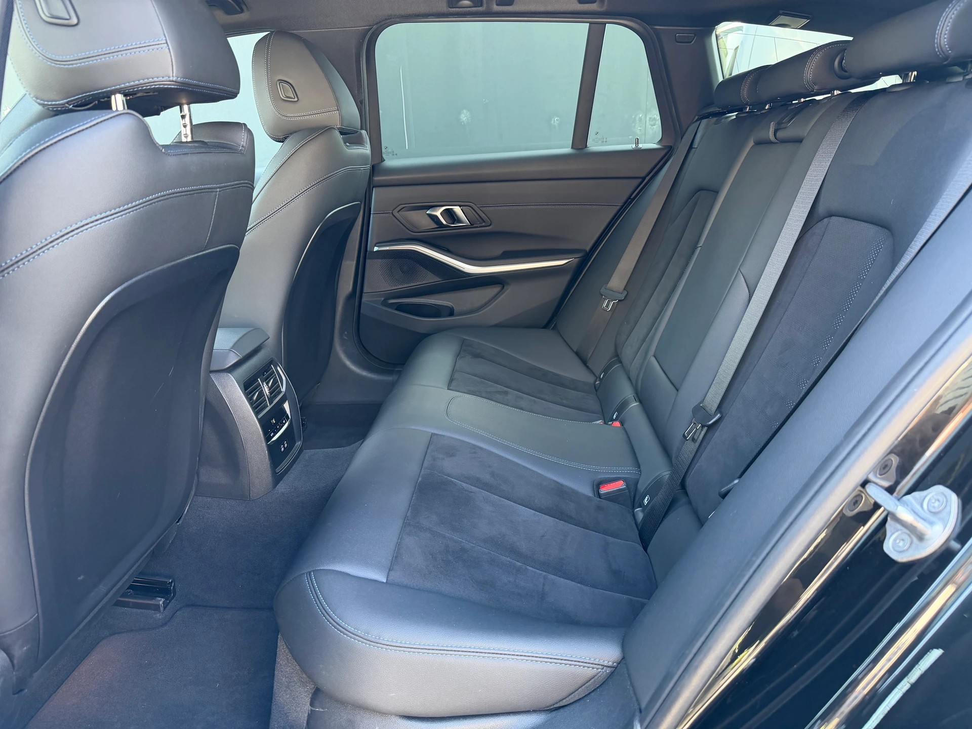 BMW 320d xDrive 48V Touring Steptronic M Sport-image-17