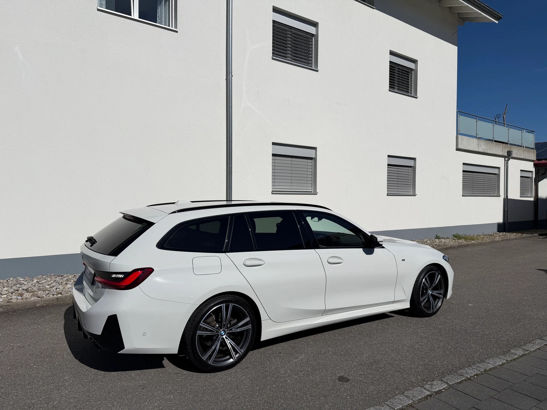 BMW 320d xDrive 48V Touring Steptronic M Sport-image-5