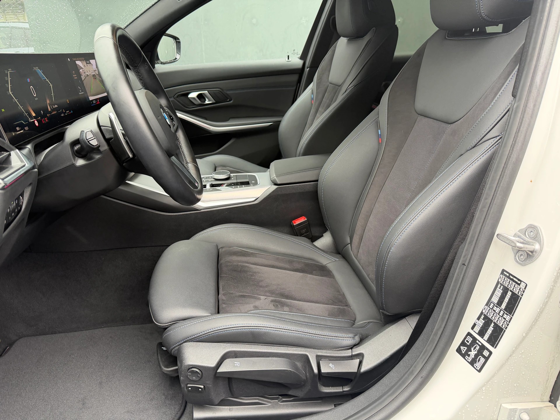 BMW 320d xDrive 48V Touring Steptronic M Sport-image-16
