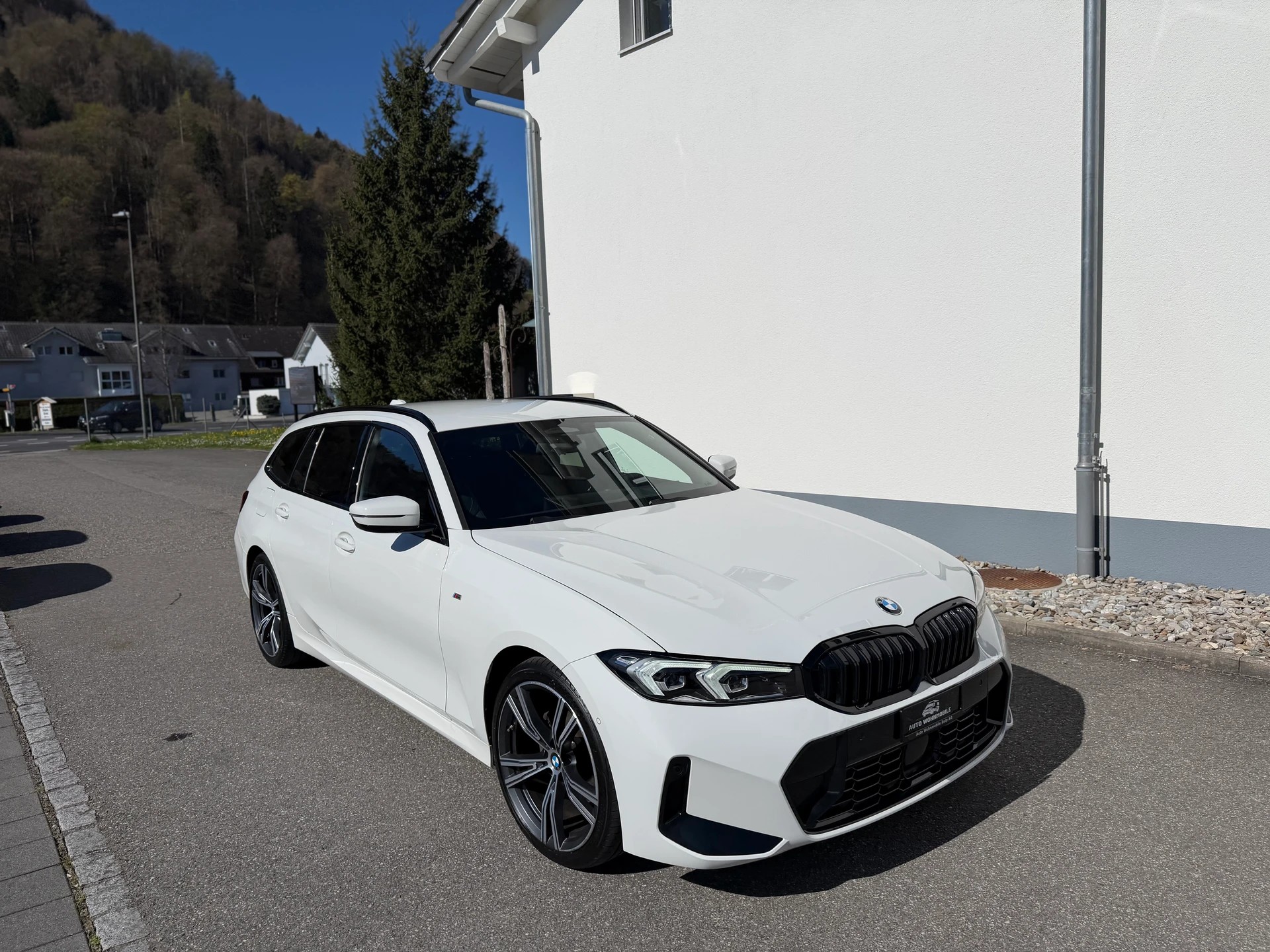 BMW 320d xDrive 48V Touring Steptronic M Sport-image-1