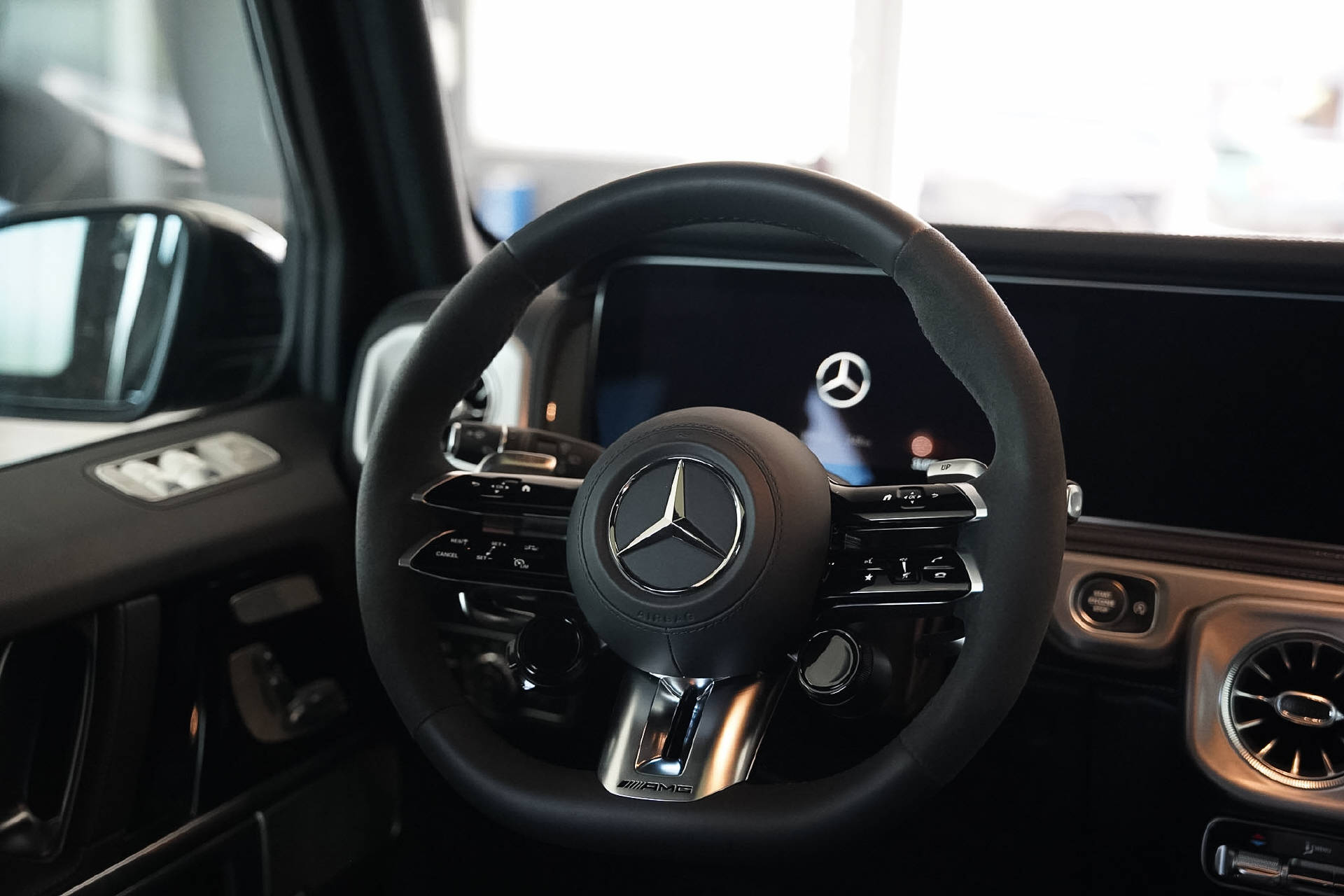 MERCEDES-BENZ G 63 AMG 9G-Tronic Two-Tone-image-12