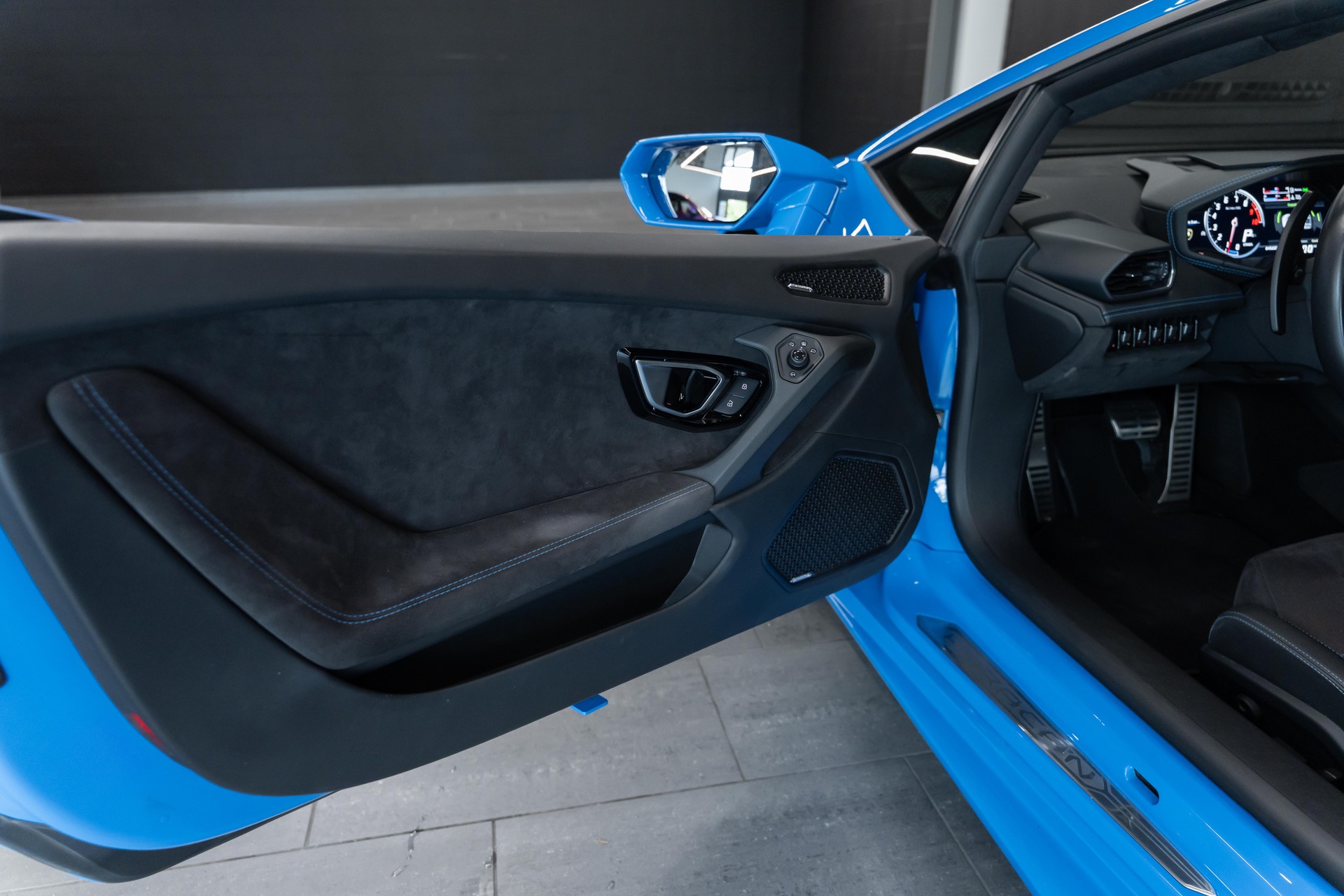 LAMBORGHINI Huracan LP610-4 Spyder DCT / CH AUTO / LE MANS BLUE / Service Lamborghini-image-13