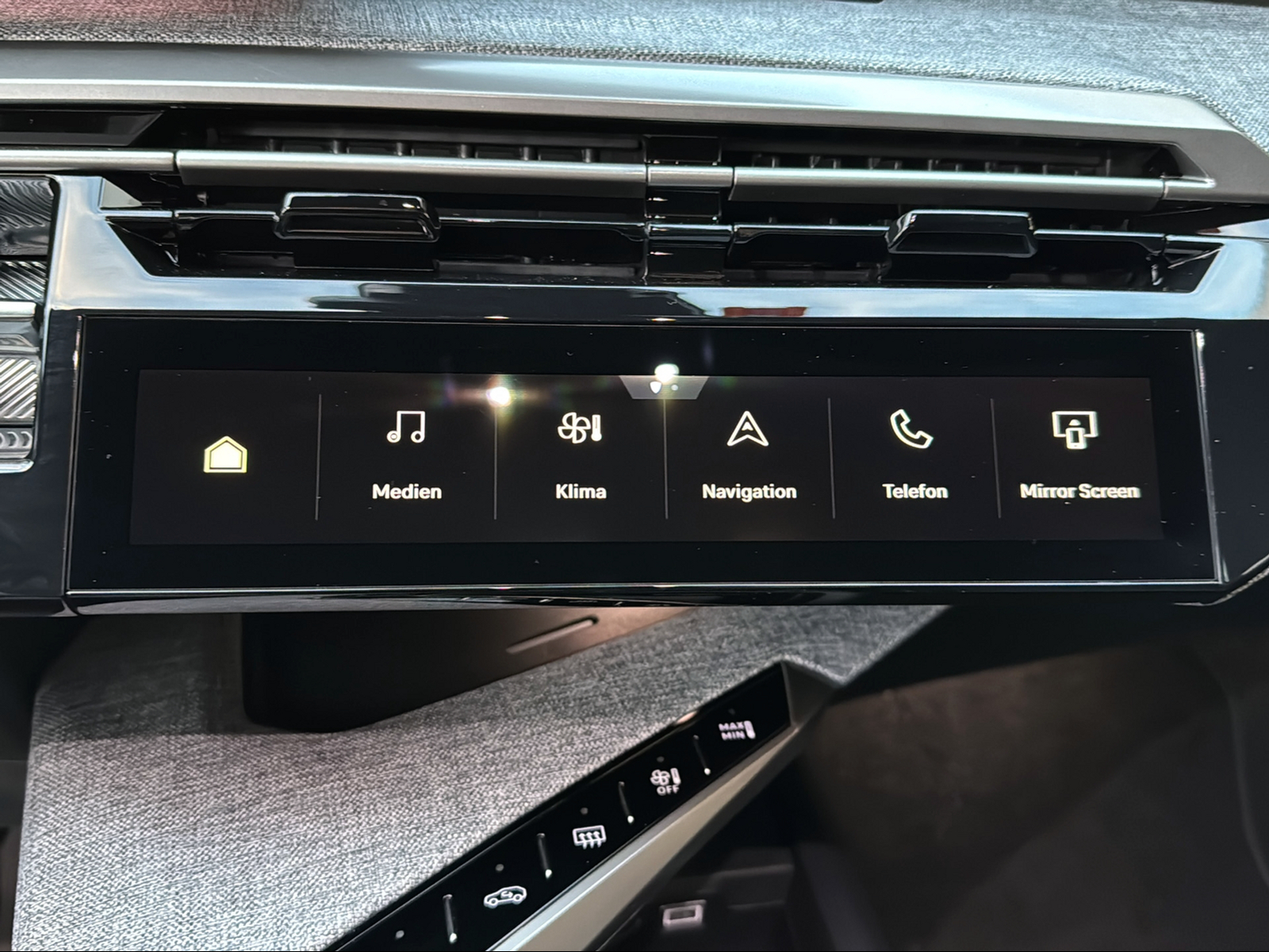 PEUGEOT 3008 1.2 Hybrid Allure-image-11