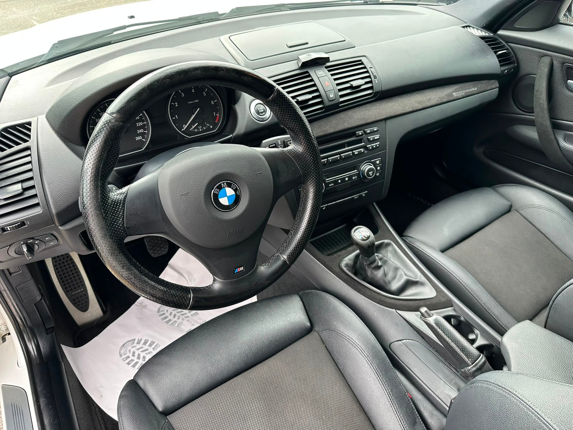 BMW 120i-image-10