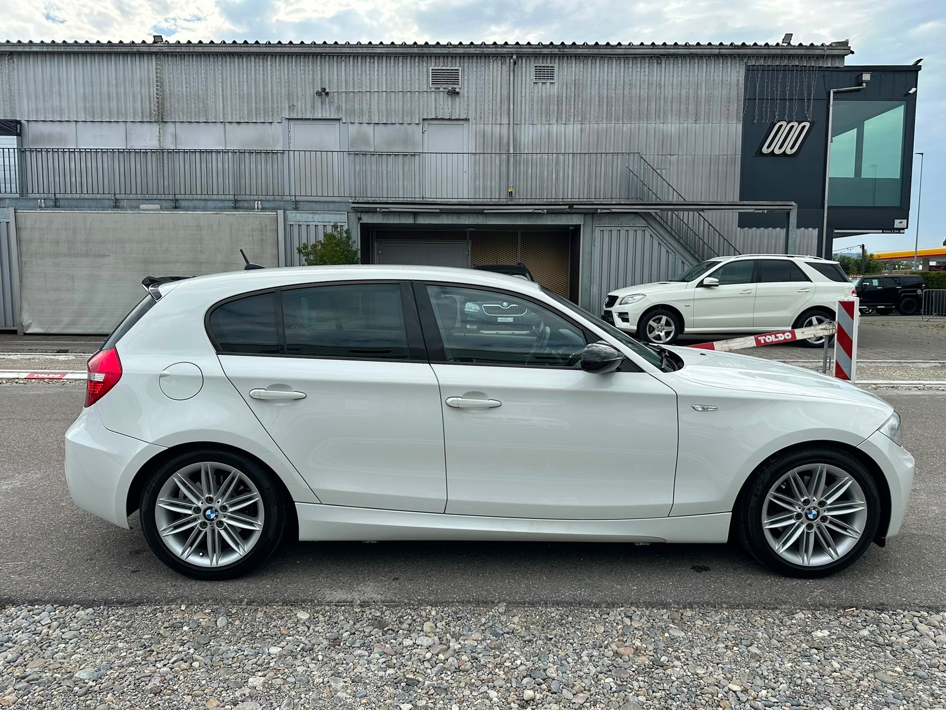 BMW 120i-image-4