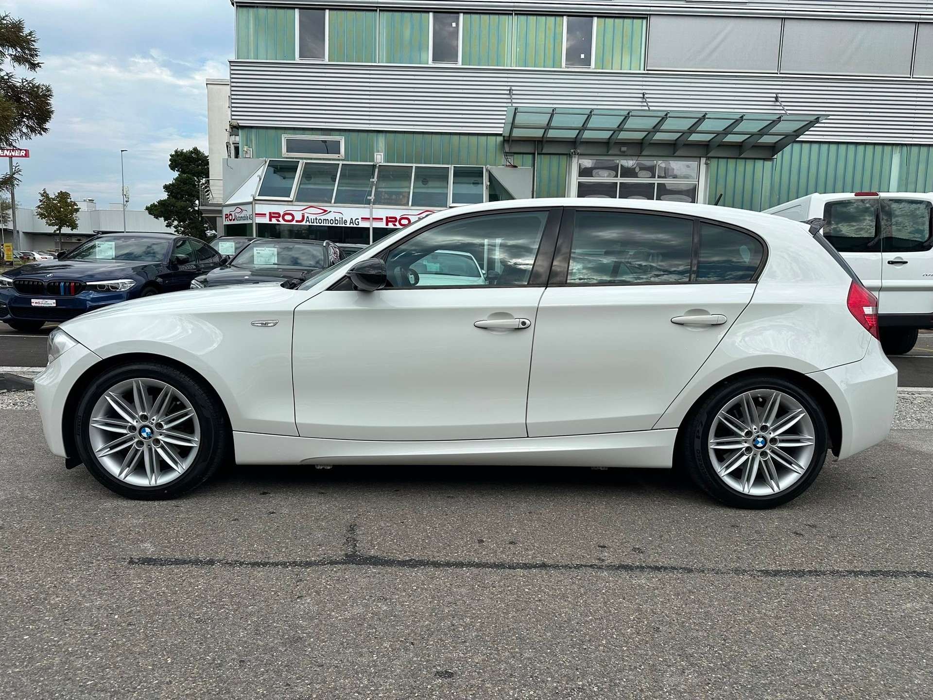 BMW 120i-image-0