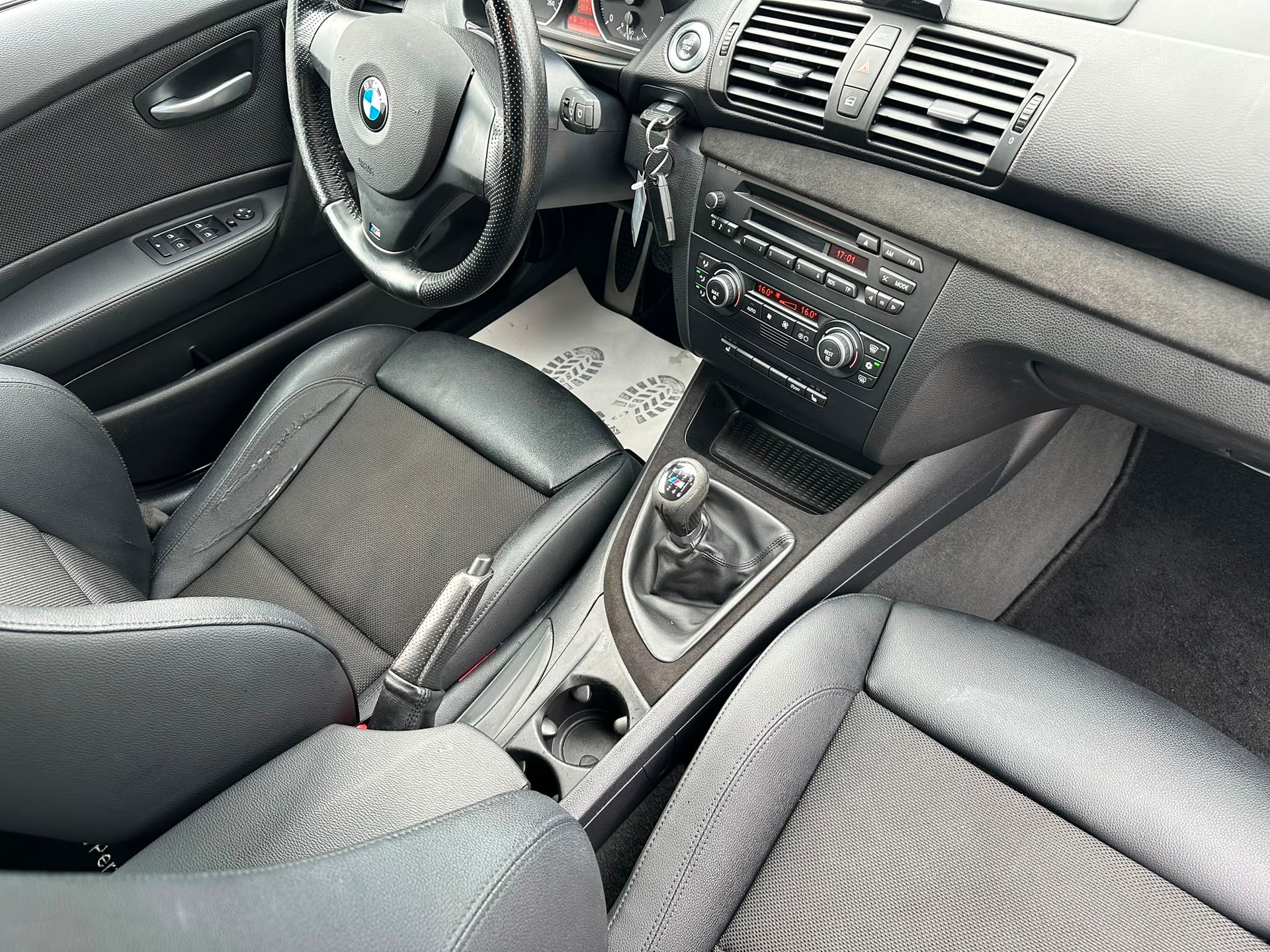 BMW 120i-image-15
