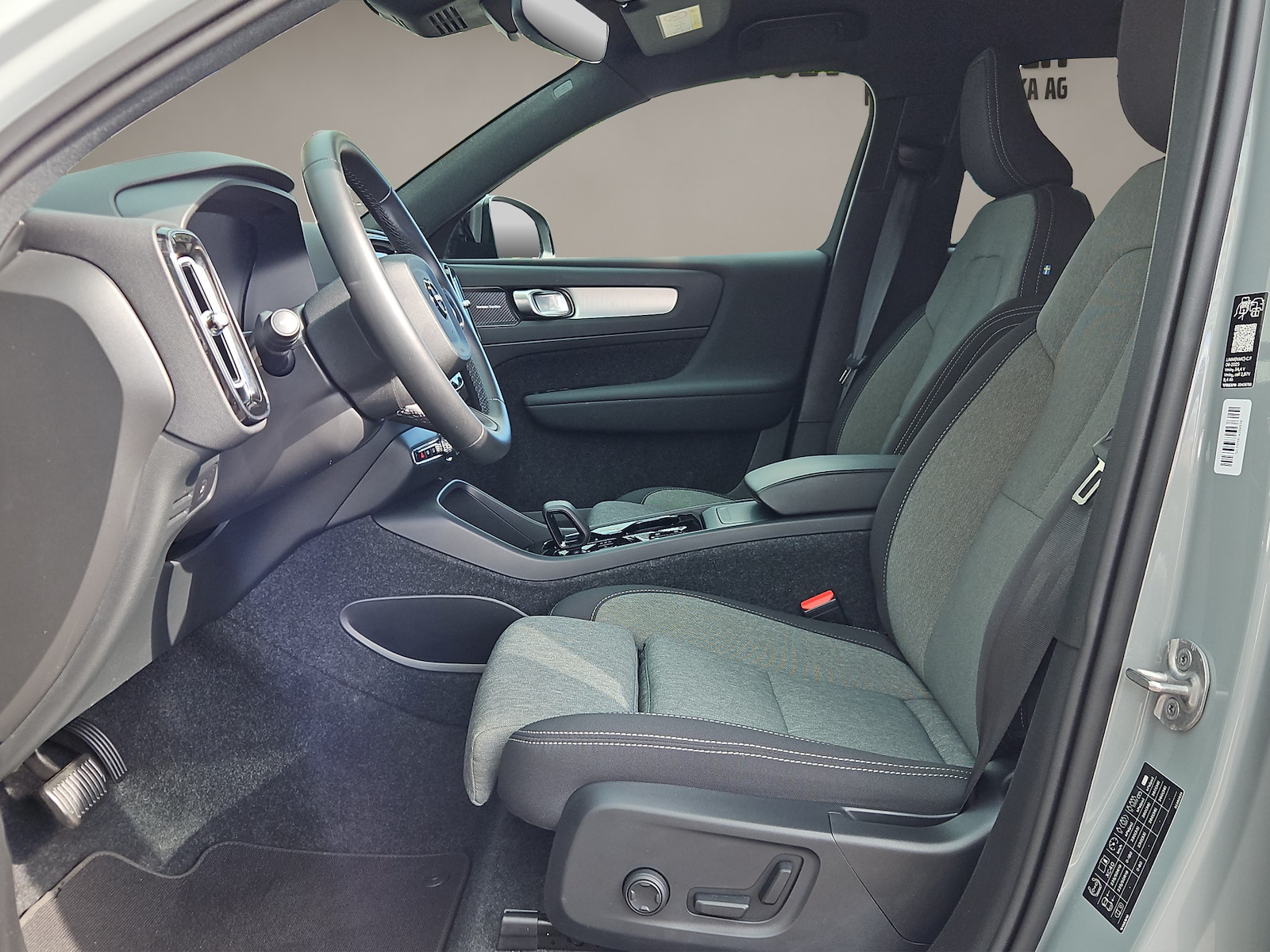 VOLVO XC40 2.0 B3 MH Plus Dark-image-8
