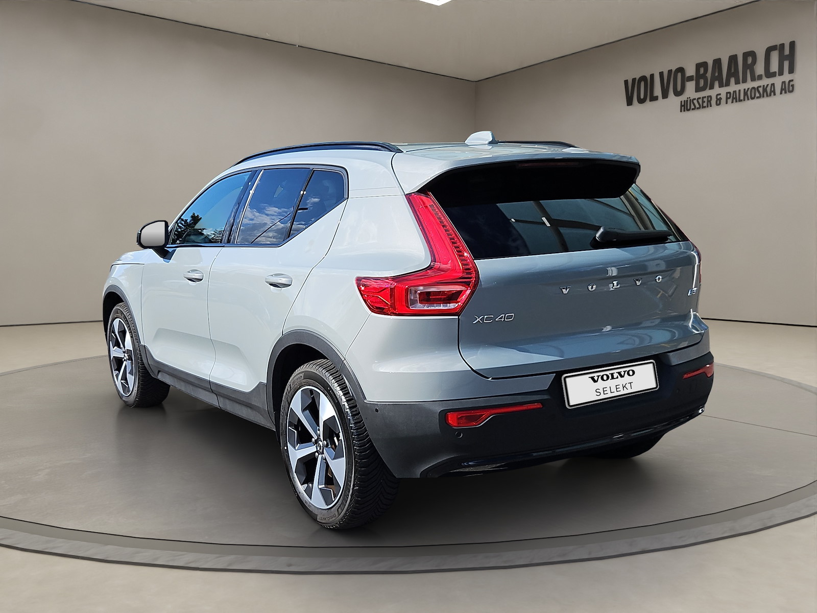 VOLVO XC40 2.0 B3 MH Plus Dark-image-2