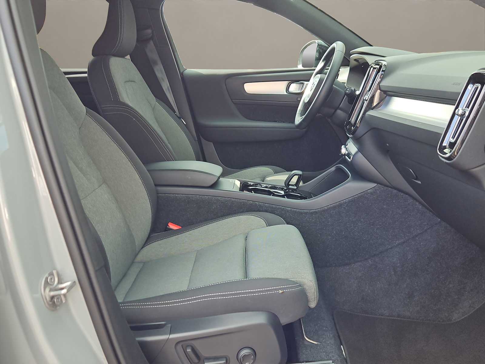VOLVO XC40 2.0 B3 MH Plus Dark-image-10