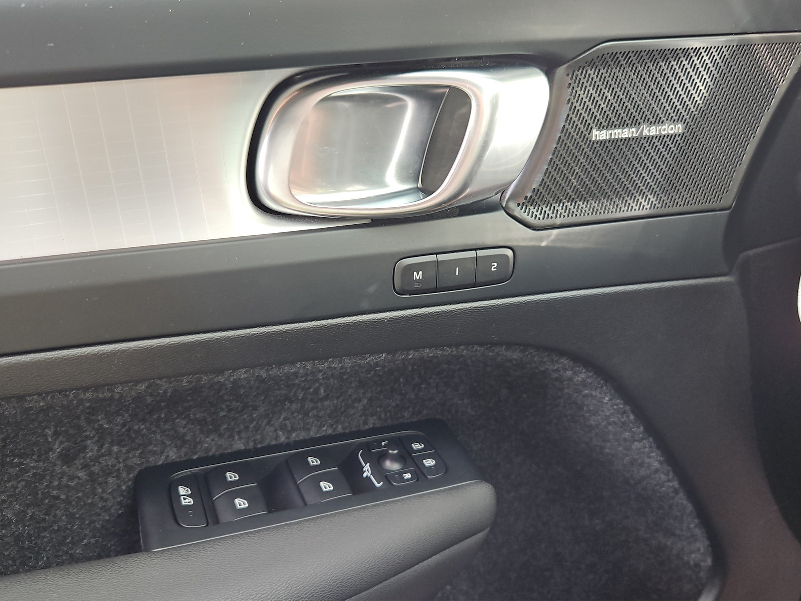 VOLVO XC40 2.0 B3 MH Plus Dark-image-15