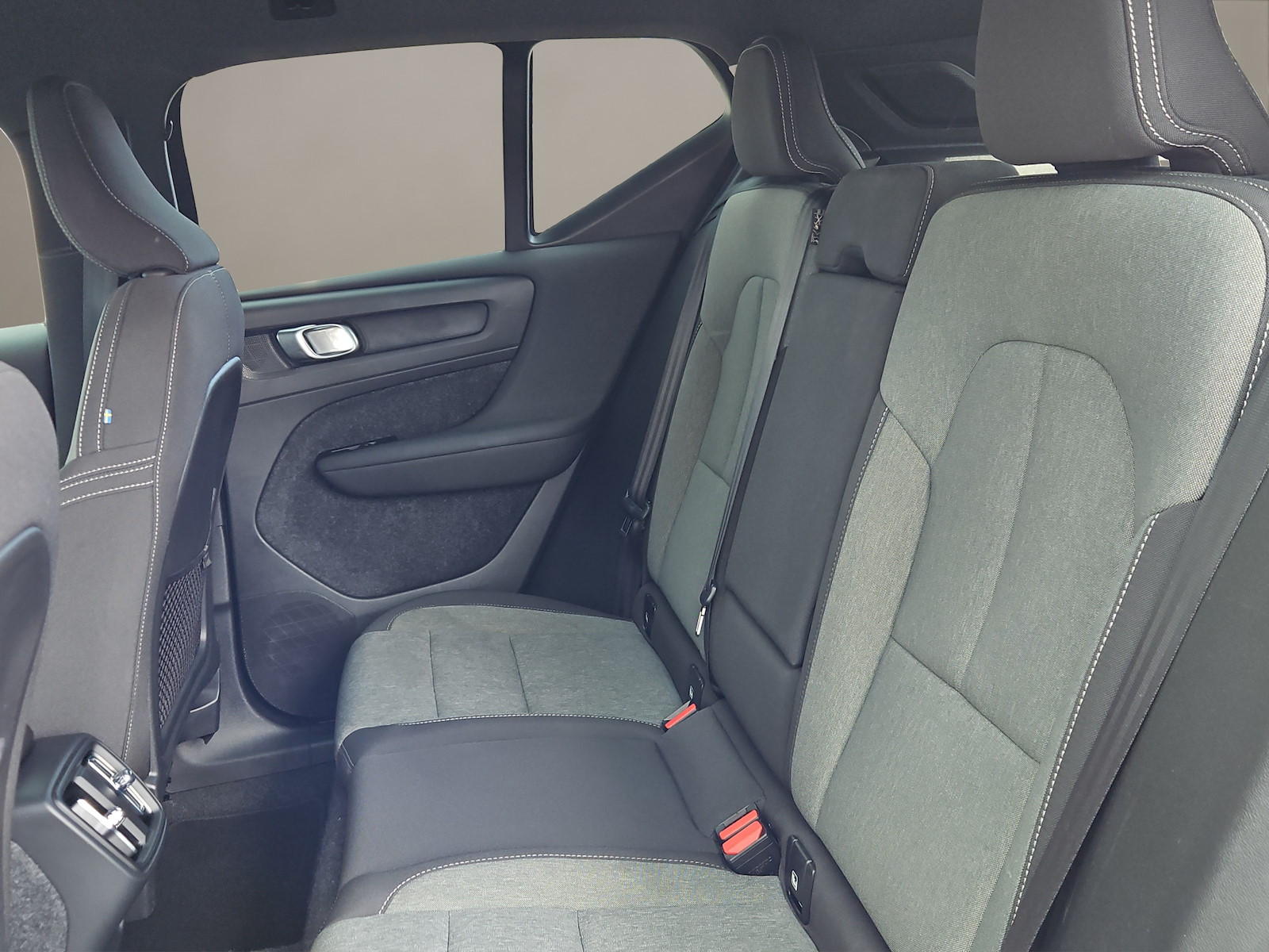 VOLVO XC40 2.0 B3 MH Plus Dark-image-9