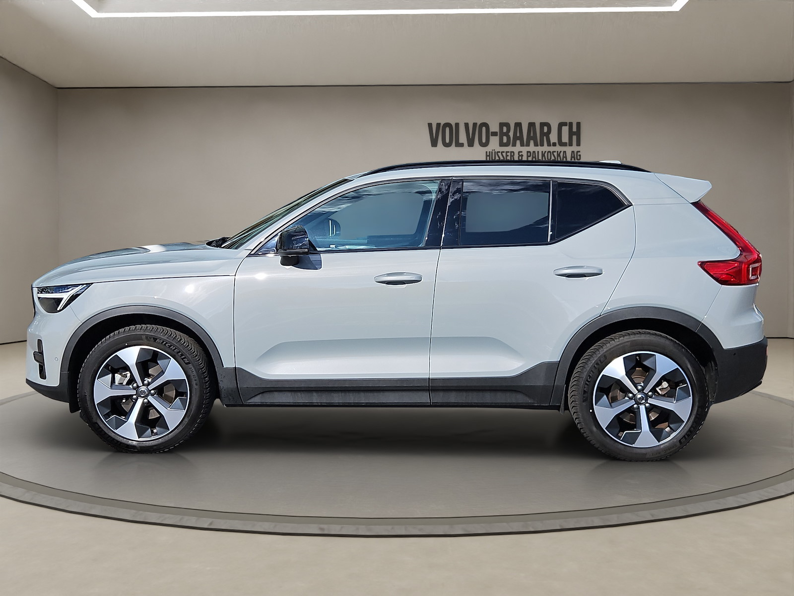 VOLVO XC40 2.0 B3 MH Plus Dark-image-1