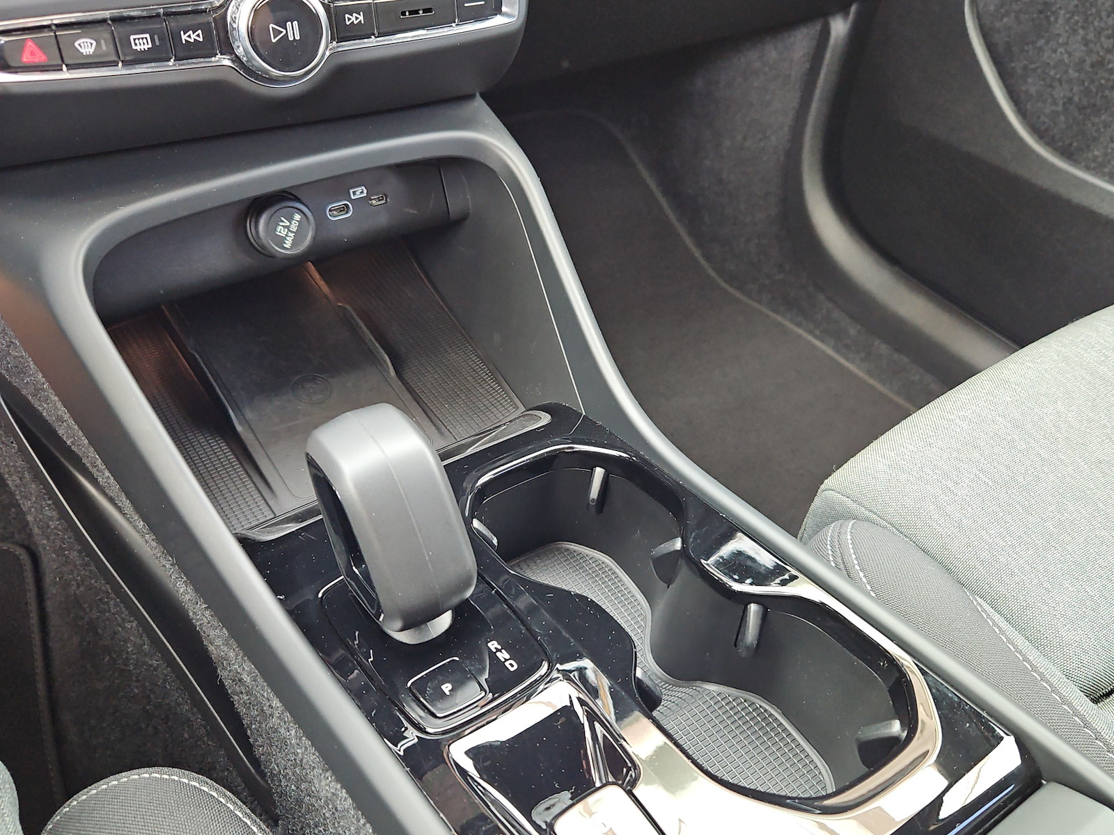 VOLVO XC40 2.0 B3 MH Plus Dark-image-14
