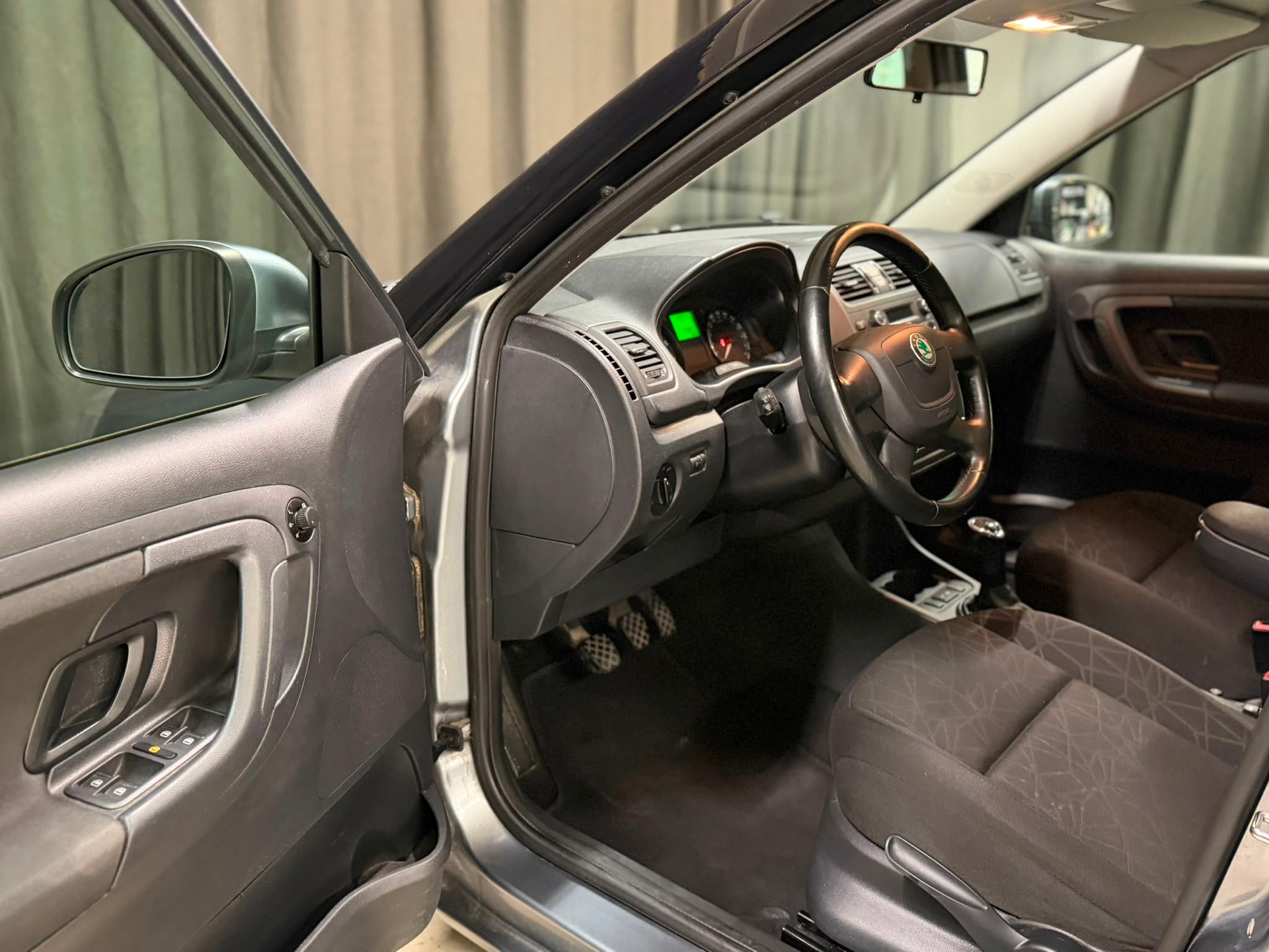 SKODA Fabia 1.2 TSI Ambiente-image-9