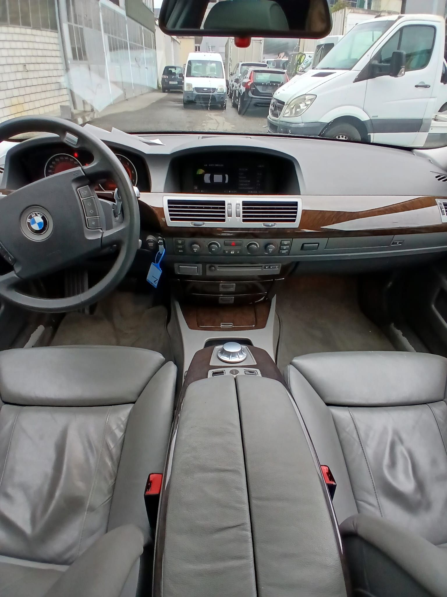 BMW 745i-image-9