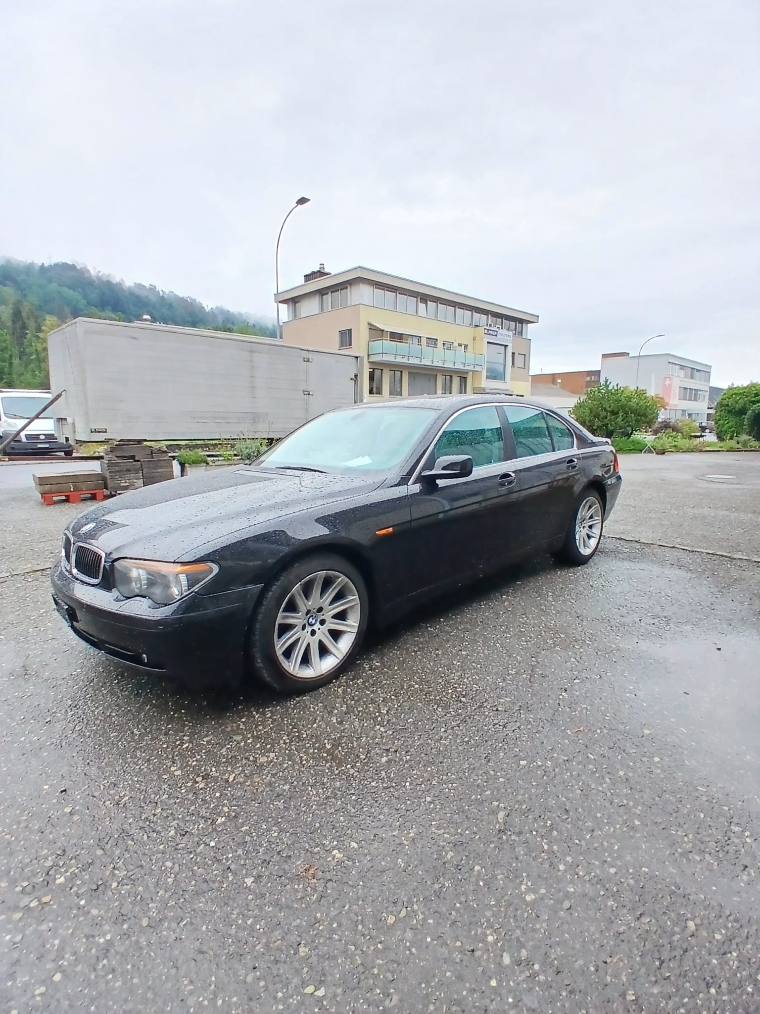 BMW 745i-image-1