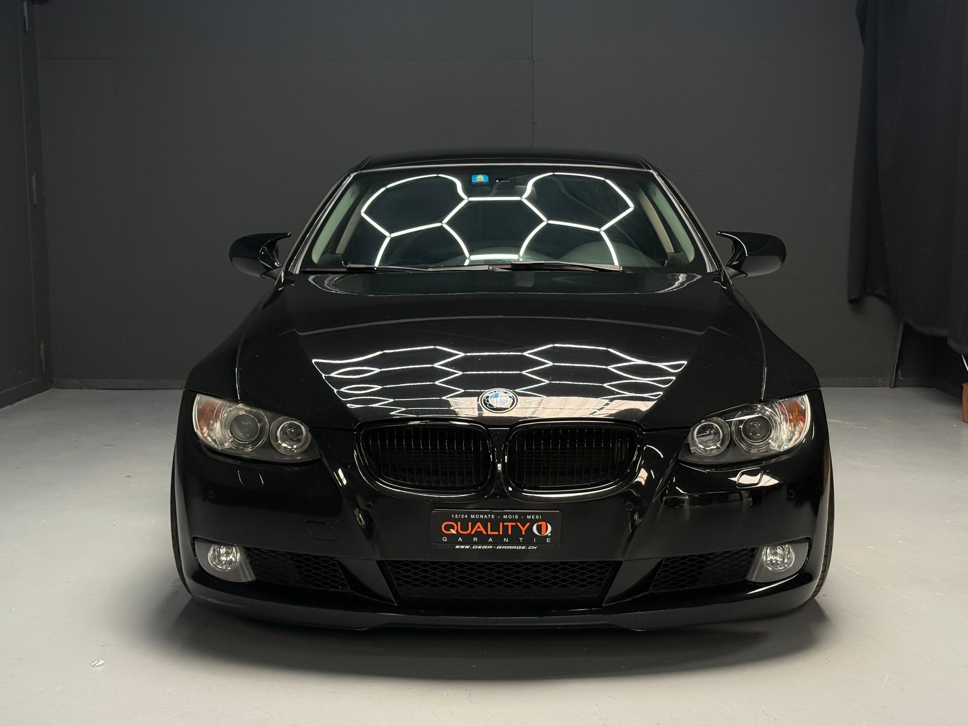 BMW 320i-image-1