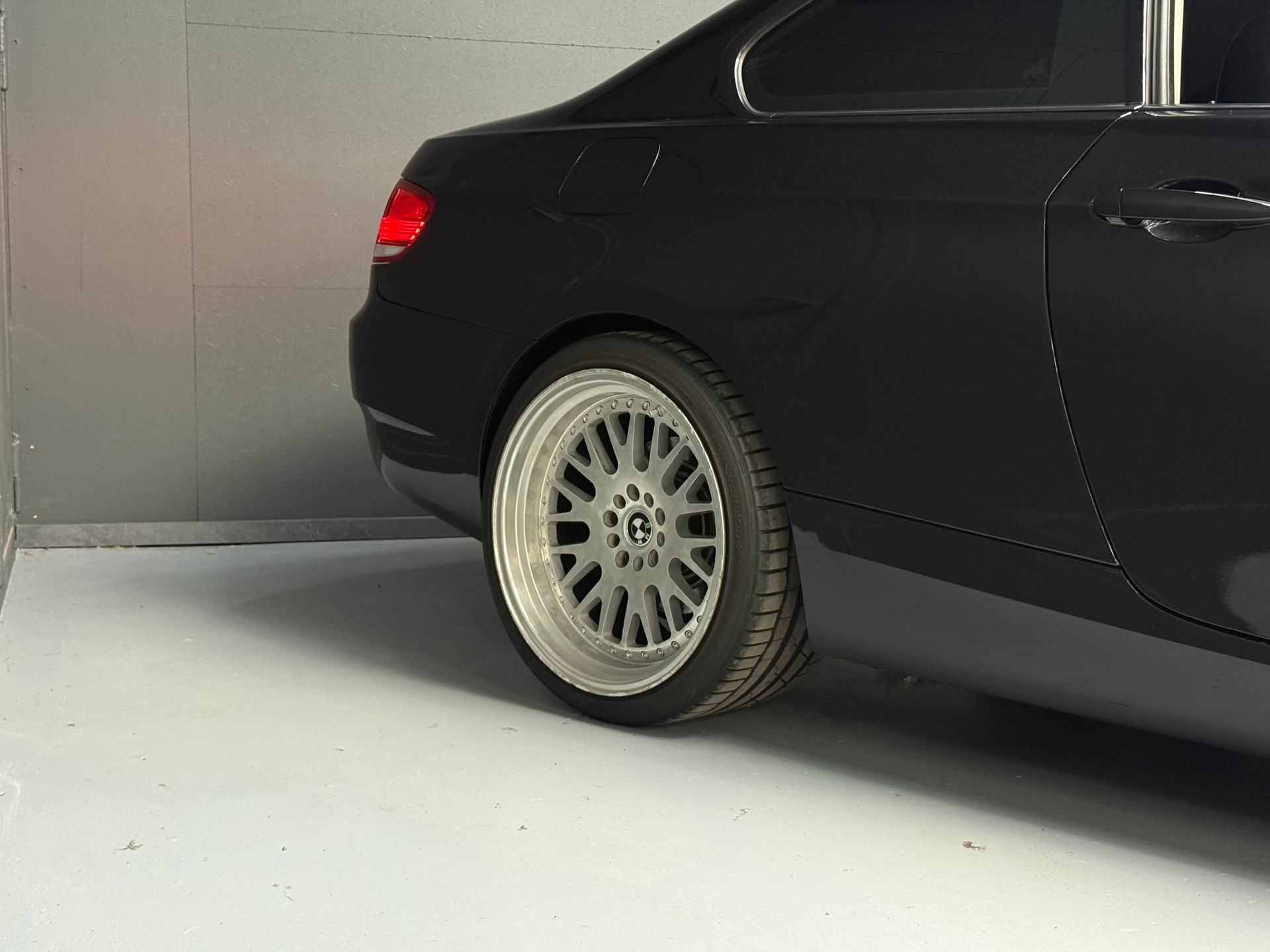 BMW 320i-image-3