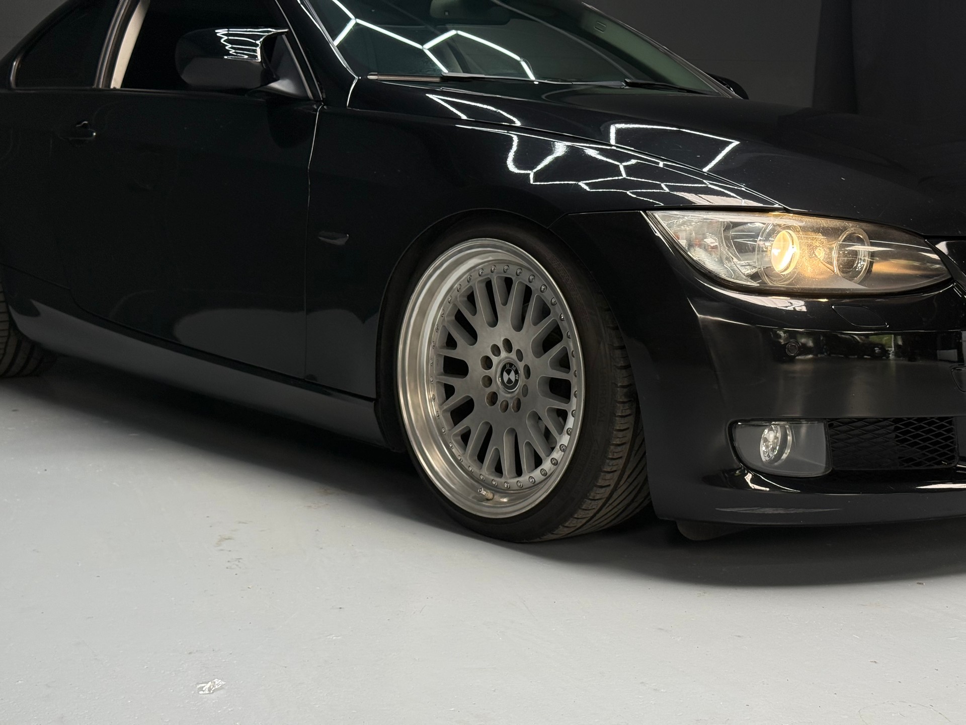 BMW 320i-image-5