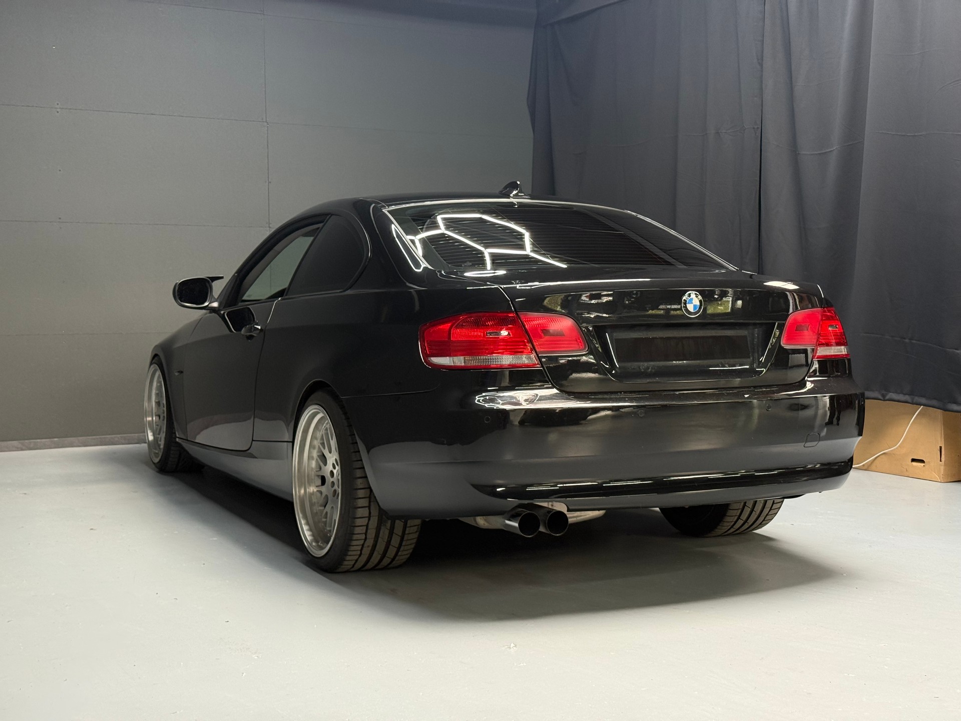 BMW 320i-image-6