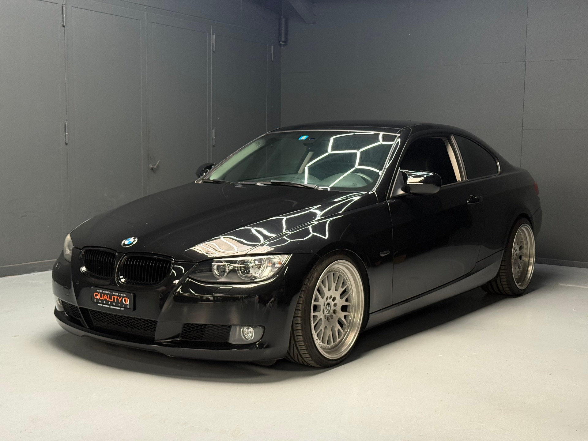 BMW 320i-image-0