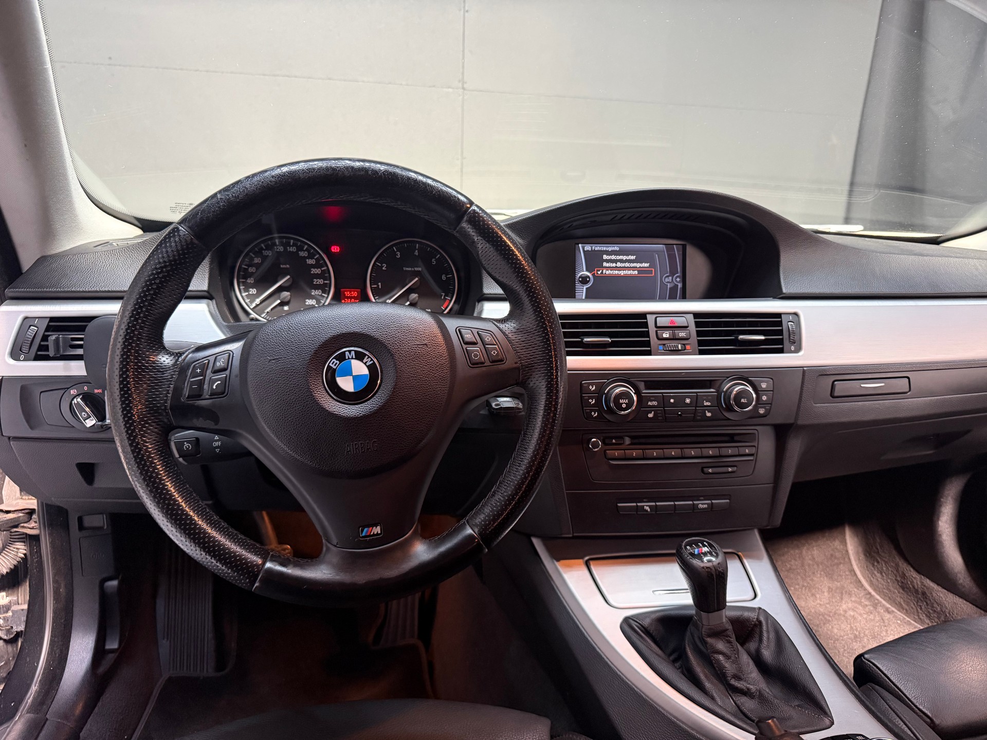 BMW 320i-image-11