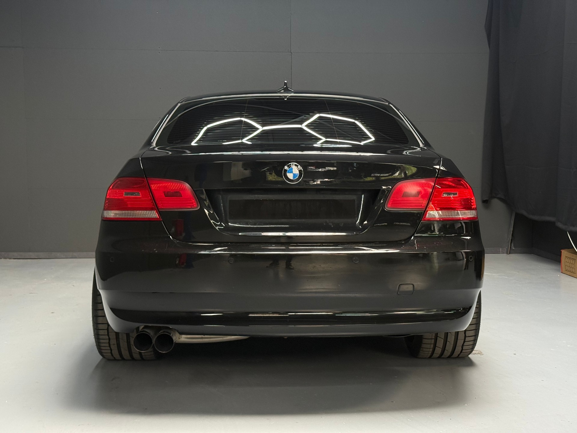 BMW 320i-image-7