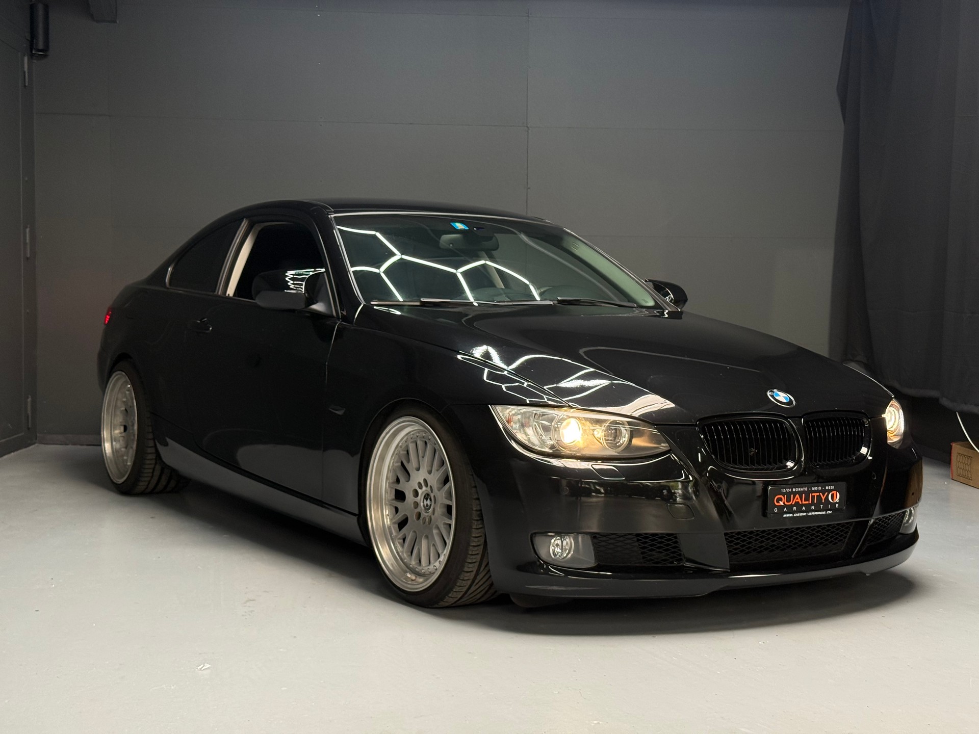 BMW 320i-image-4