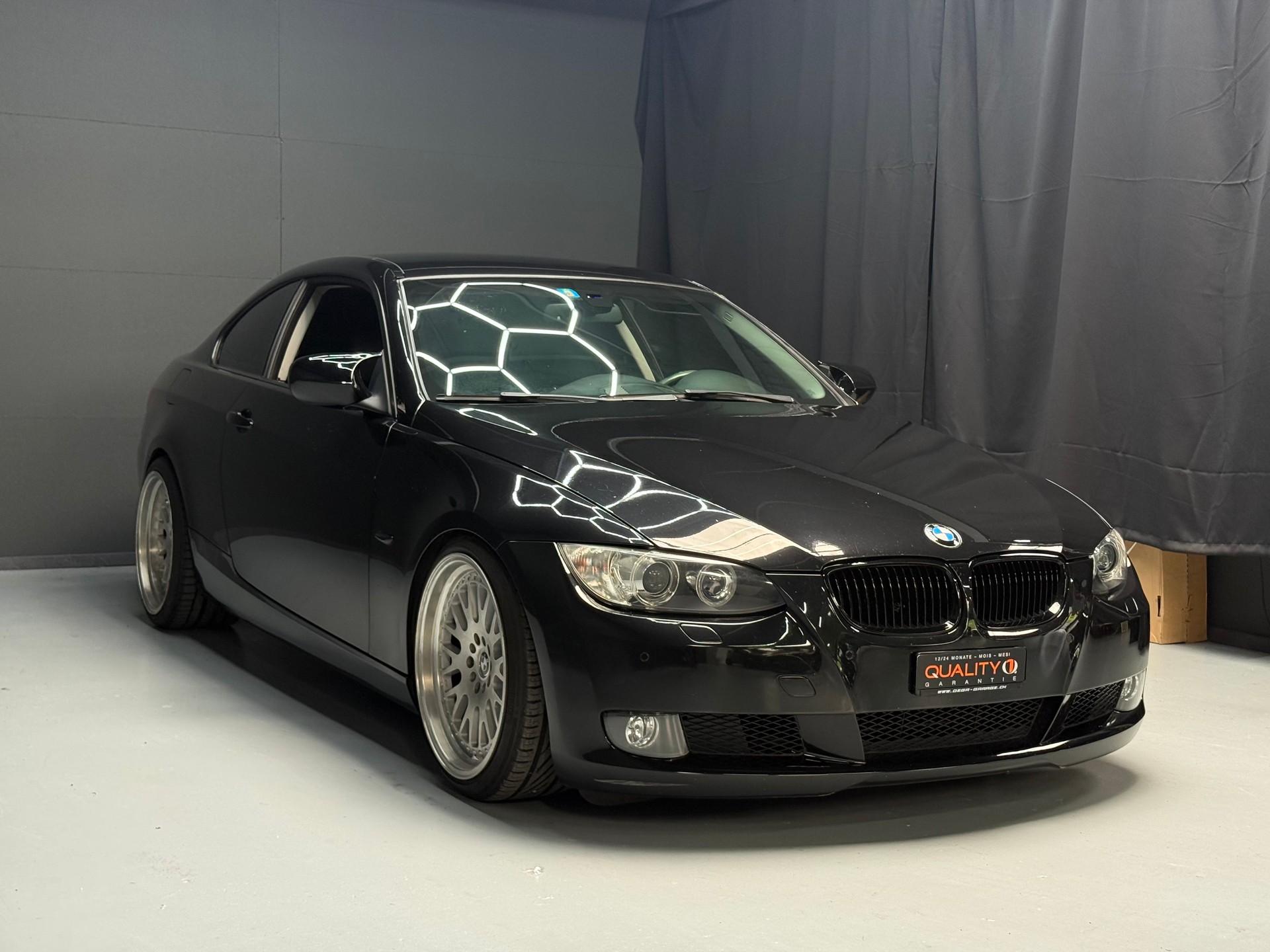 BMW 320i-image-2