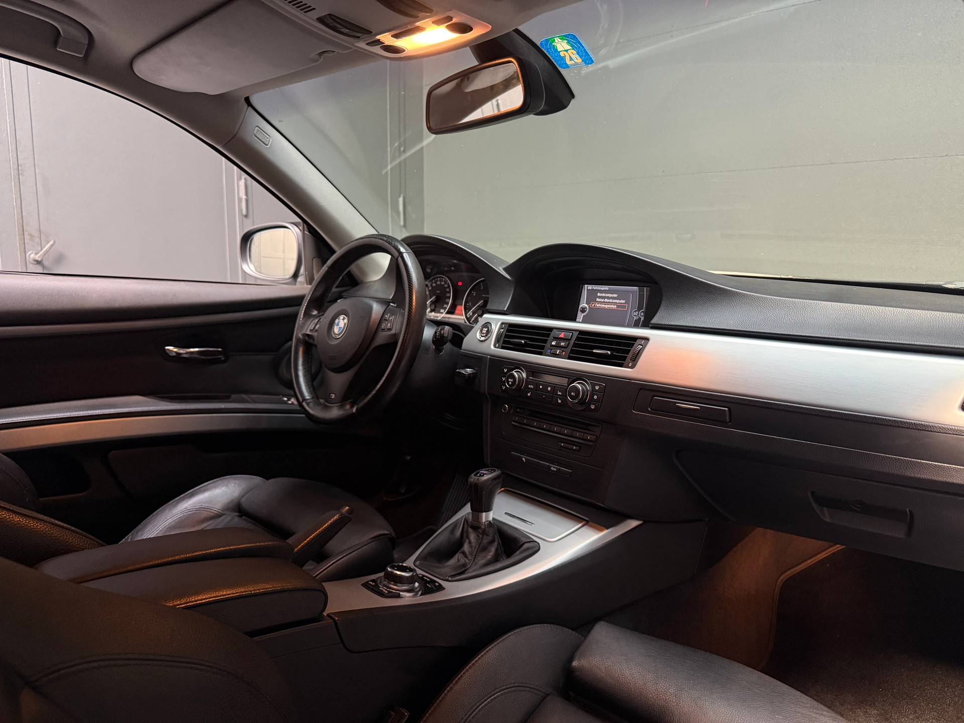 BMW 320i-image-12